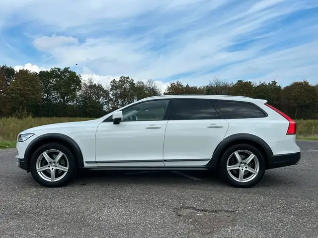 Volvo V90 Cross Country view 2