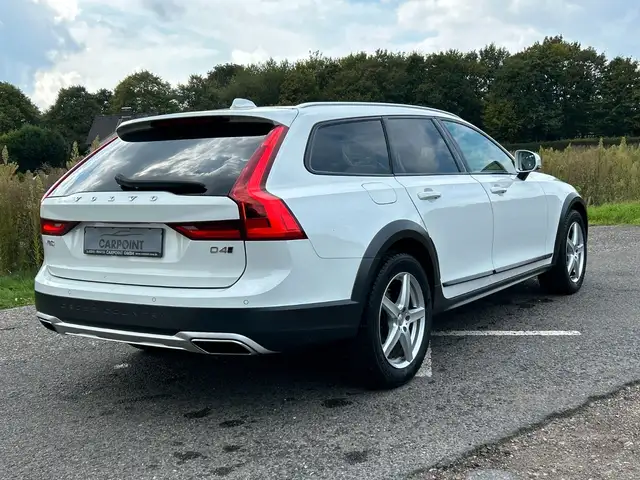 Volvo V90 Cross Country view 5