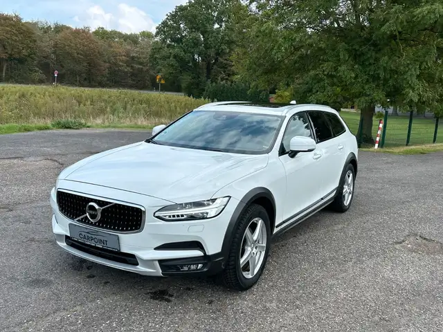 Volvo V90 Cross Country view 9