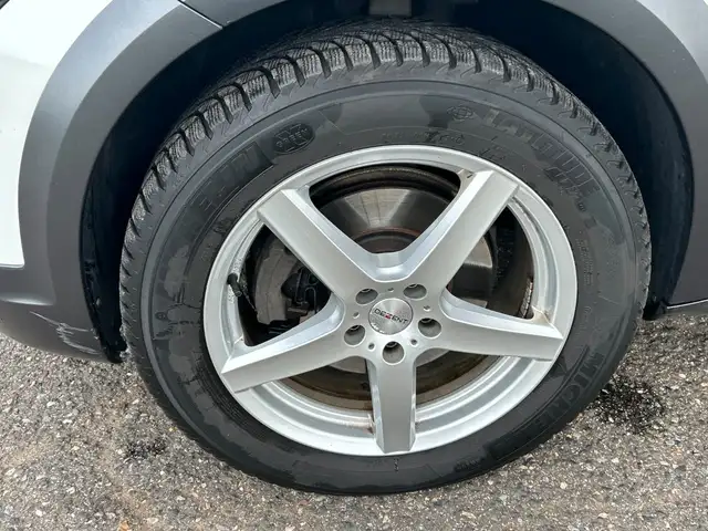 Volvo V90 Cross Country view 10