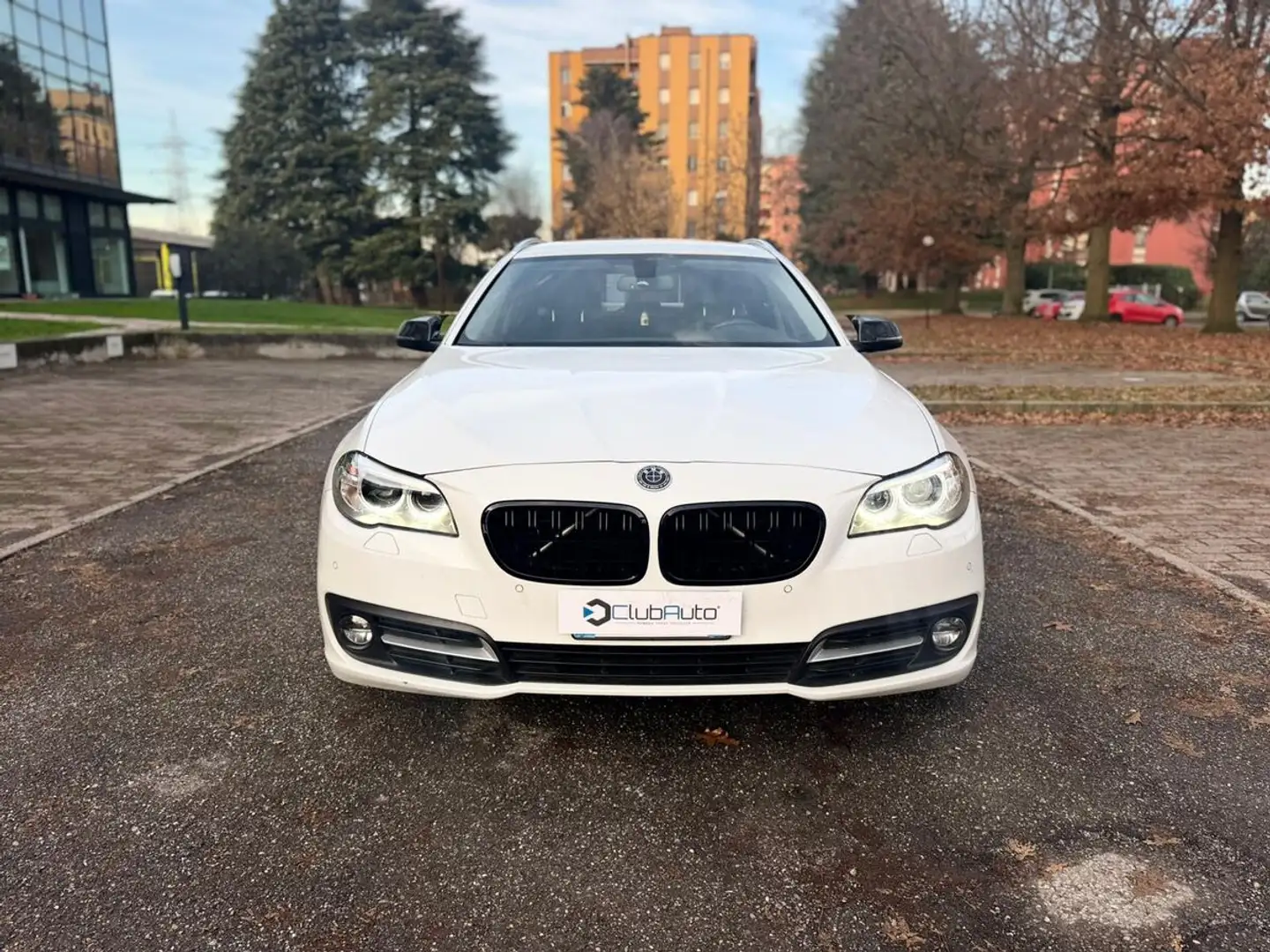 BMW 520 520d Business 190cv auto Weiß - 2
