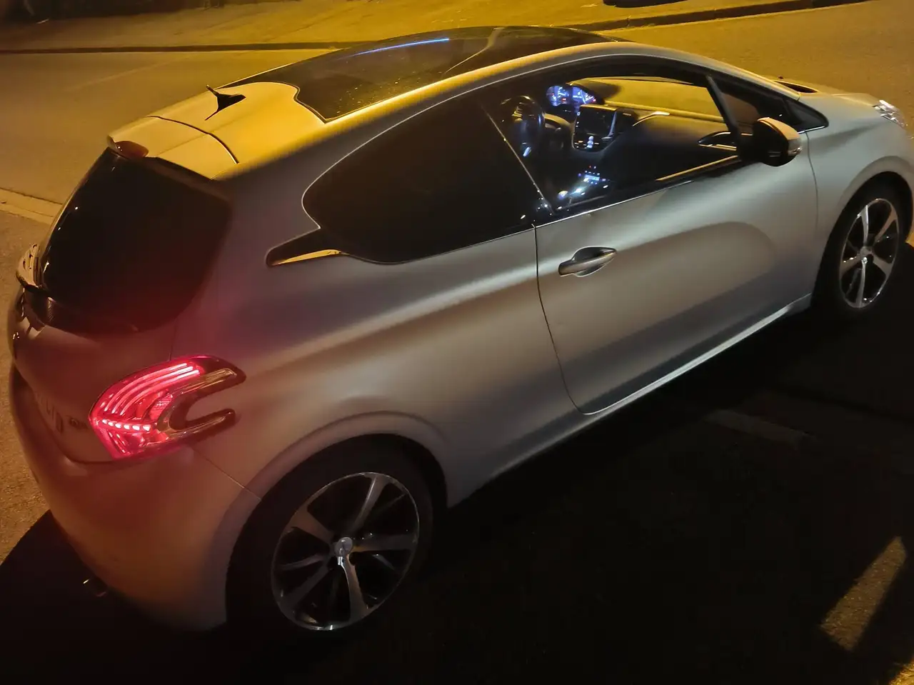 Peugeot 208 208 — photo 2