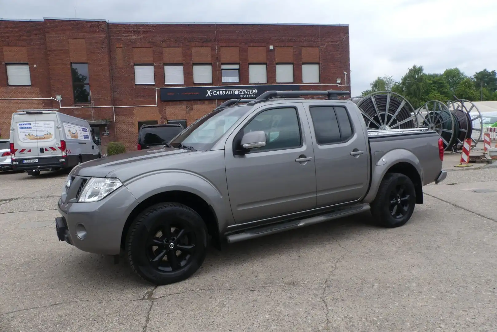 Nissan Navara 2.5 PLATINUM DoKa 4x4*Temp*Navi*Kam*AHK* Grau - 1
