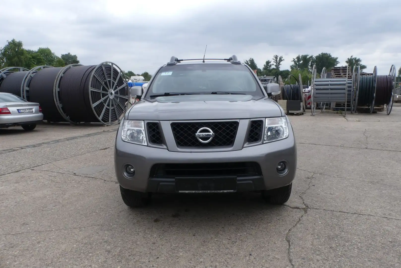 Nissan Navara 2.5 PLATINUM DoKa 4x4*Temp*Navi*Kam*AHK* Grau - 2