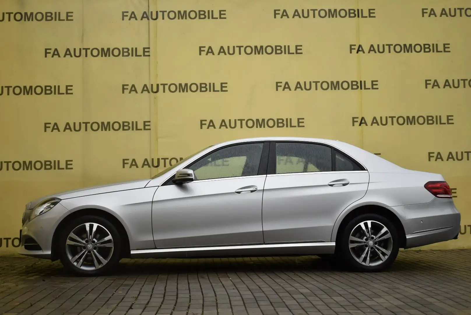 Mercedes-Benz E 200 BlueTec/PDC/SHZ/AHK/ALU/NAVI/KLIMA/PDC/EU6 Silber - 2