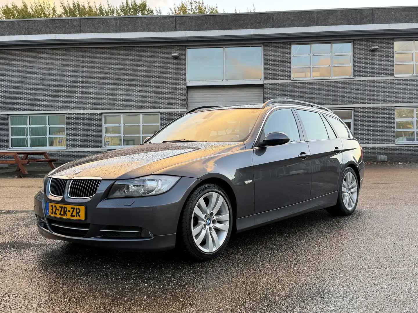 BMW 330 335i High Executive Touring // NAP // BTW Grijs - 1