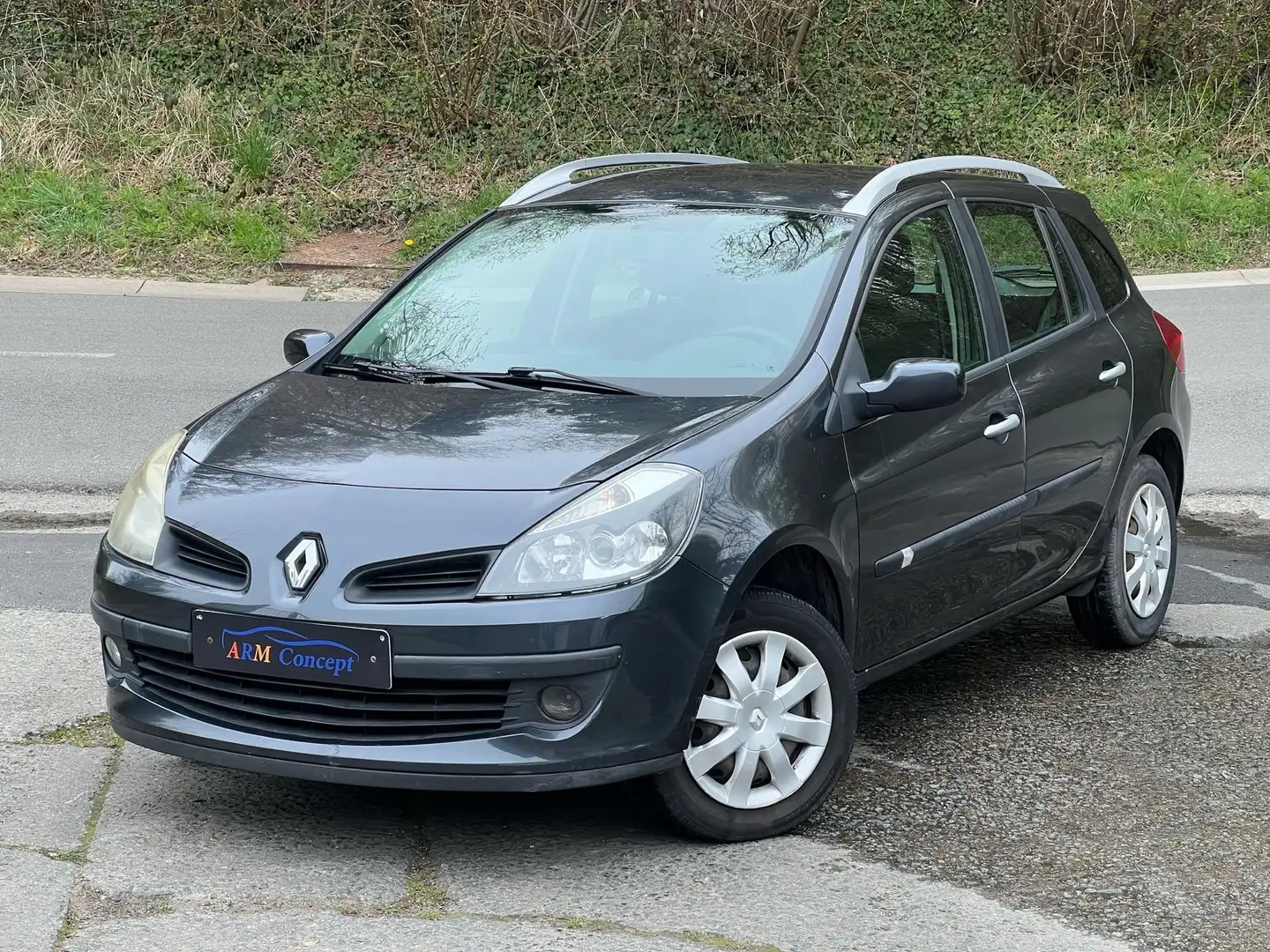 Renault Clio 1.2i essence Break 2009 prête à immatriculer - 1