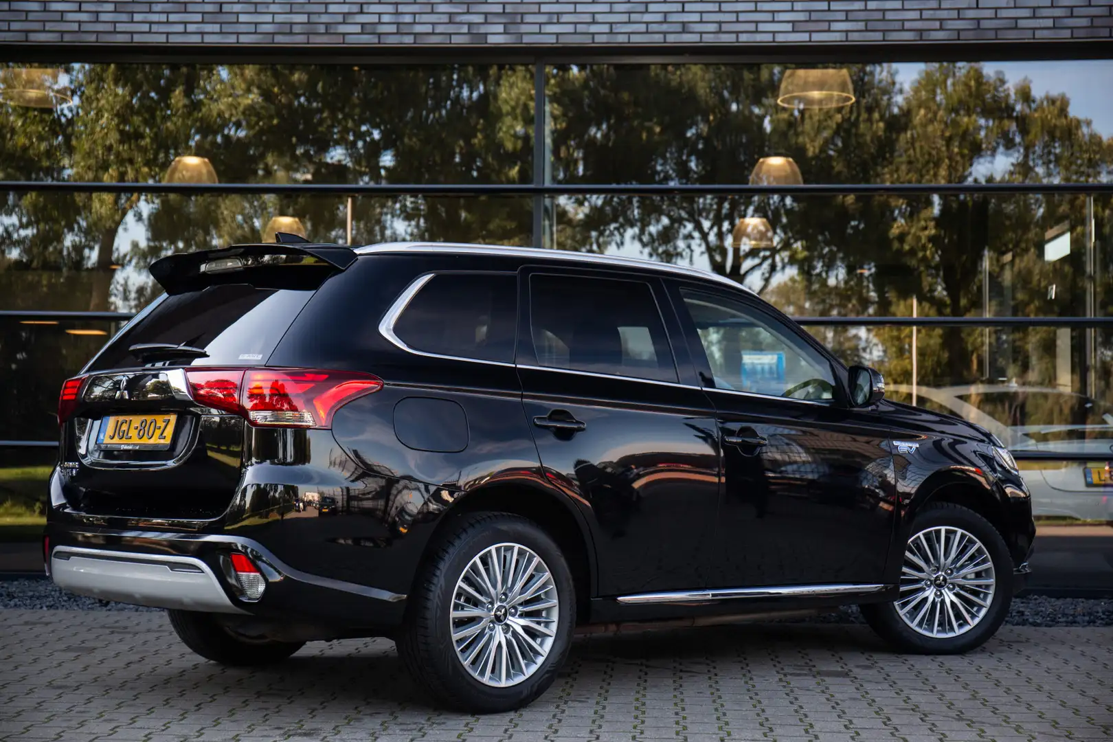 Mitsubishi Outlander 2.4 PHEV Intense LUXE UITVOERING Zwart - 2