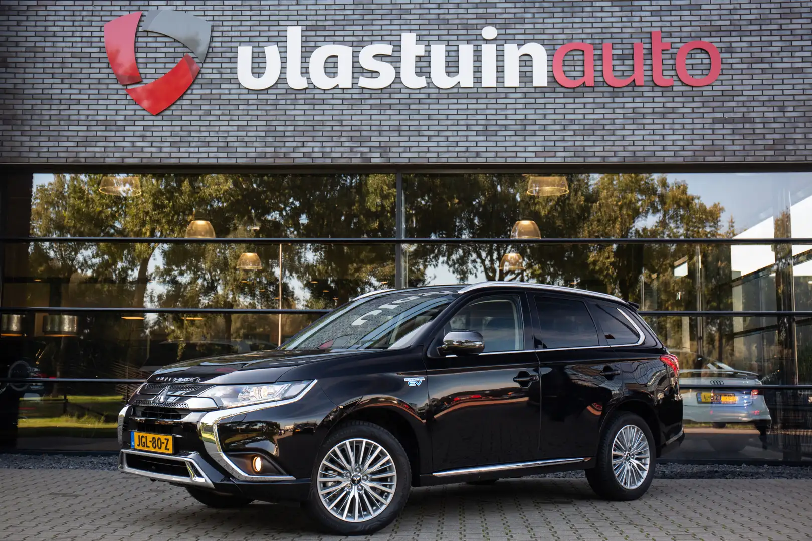 Mitsubishi Outlander 2.4 PHEV Intense LUXE UITVOERING Zwart - 1