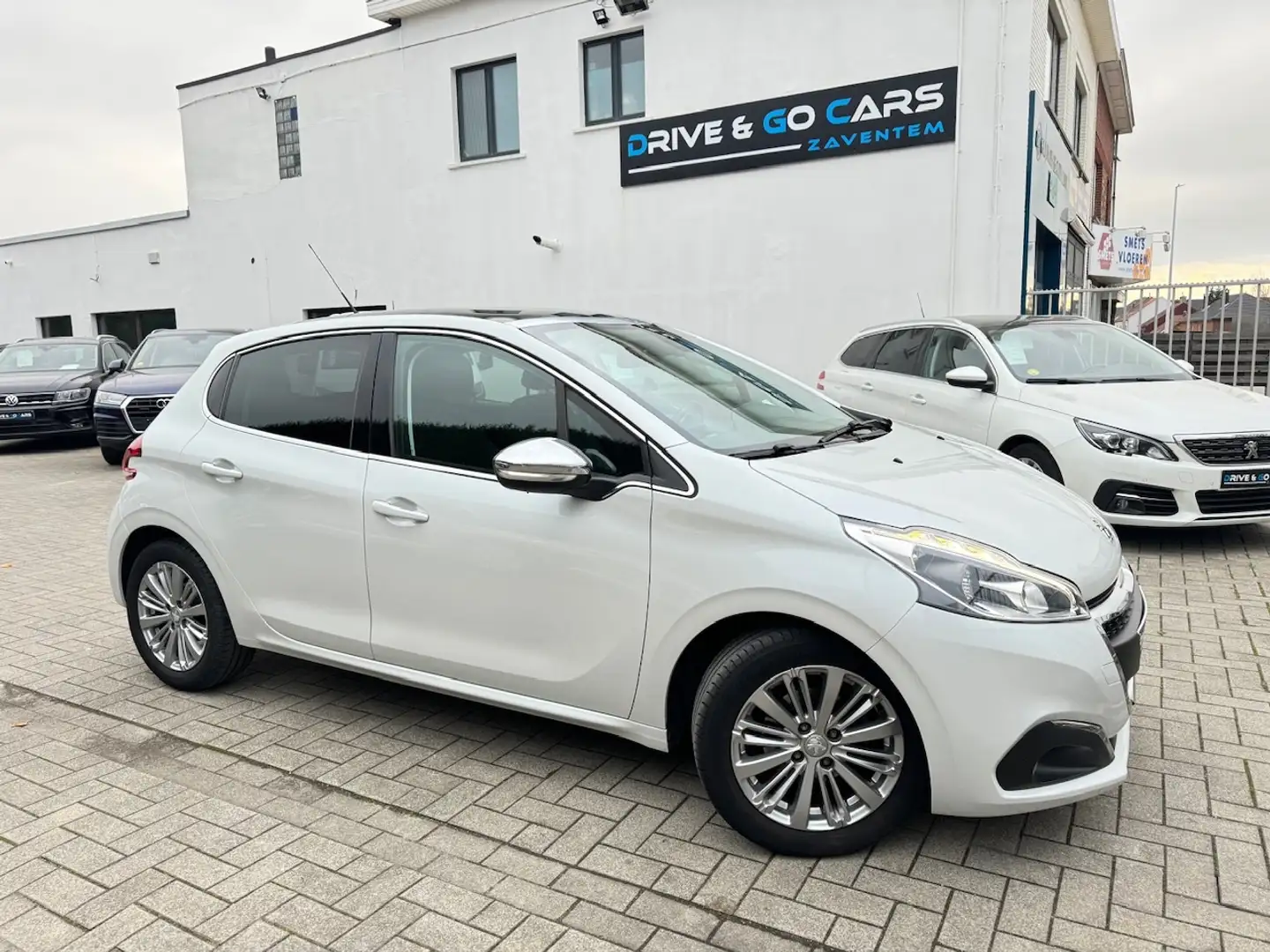 Peugeot 208 1.2i Benzine - CarPlay - Panorama Dak * GARANTIE * Blanc - 1