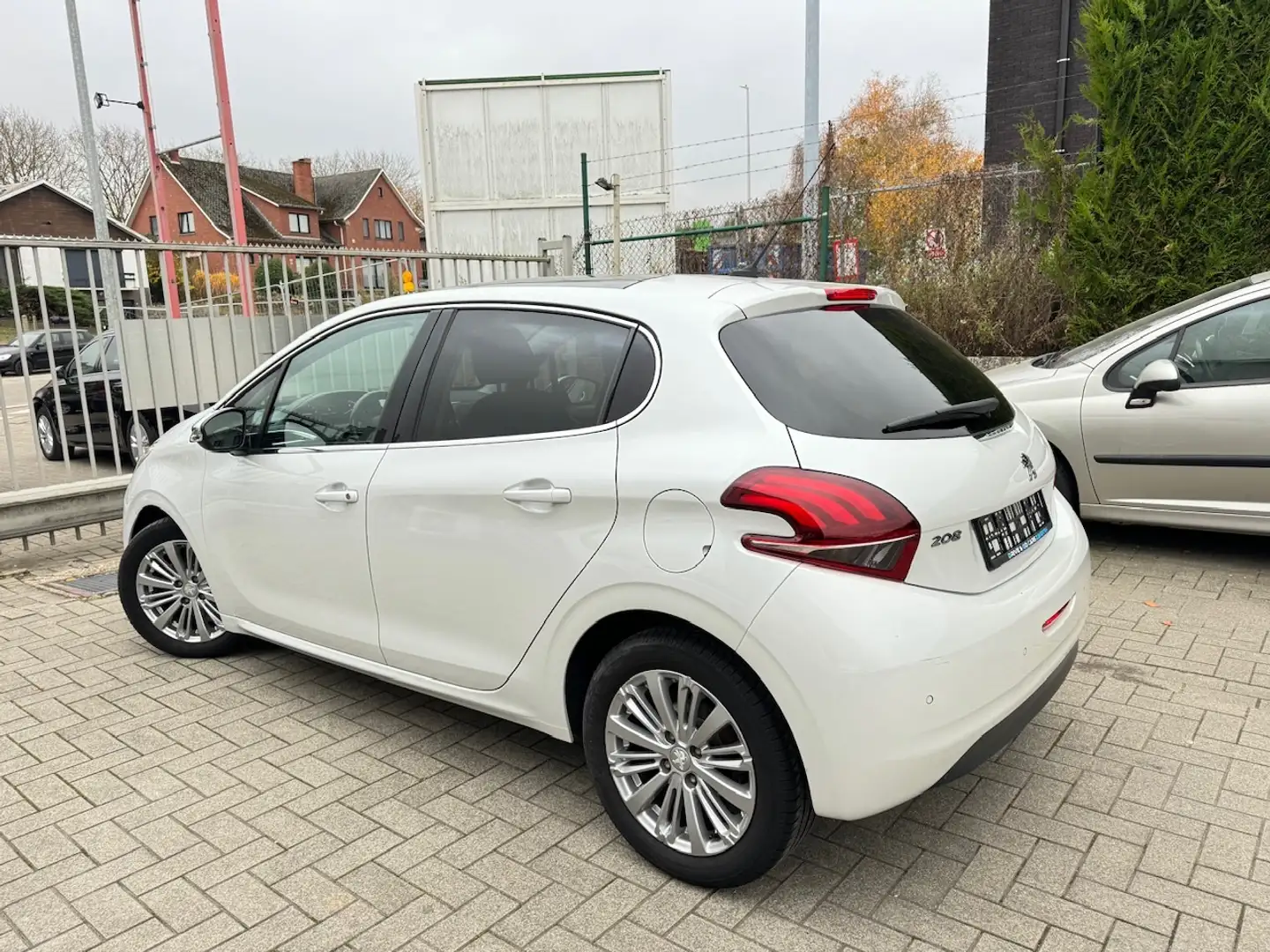 Peugeot 208 1.2i Benzine - CarPlay - Panorama Dak * GARANTIE * Blanc - 2