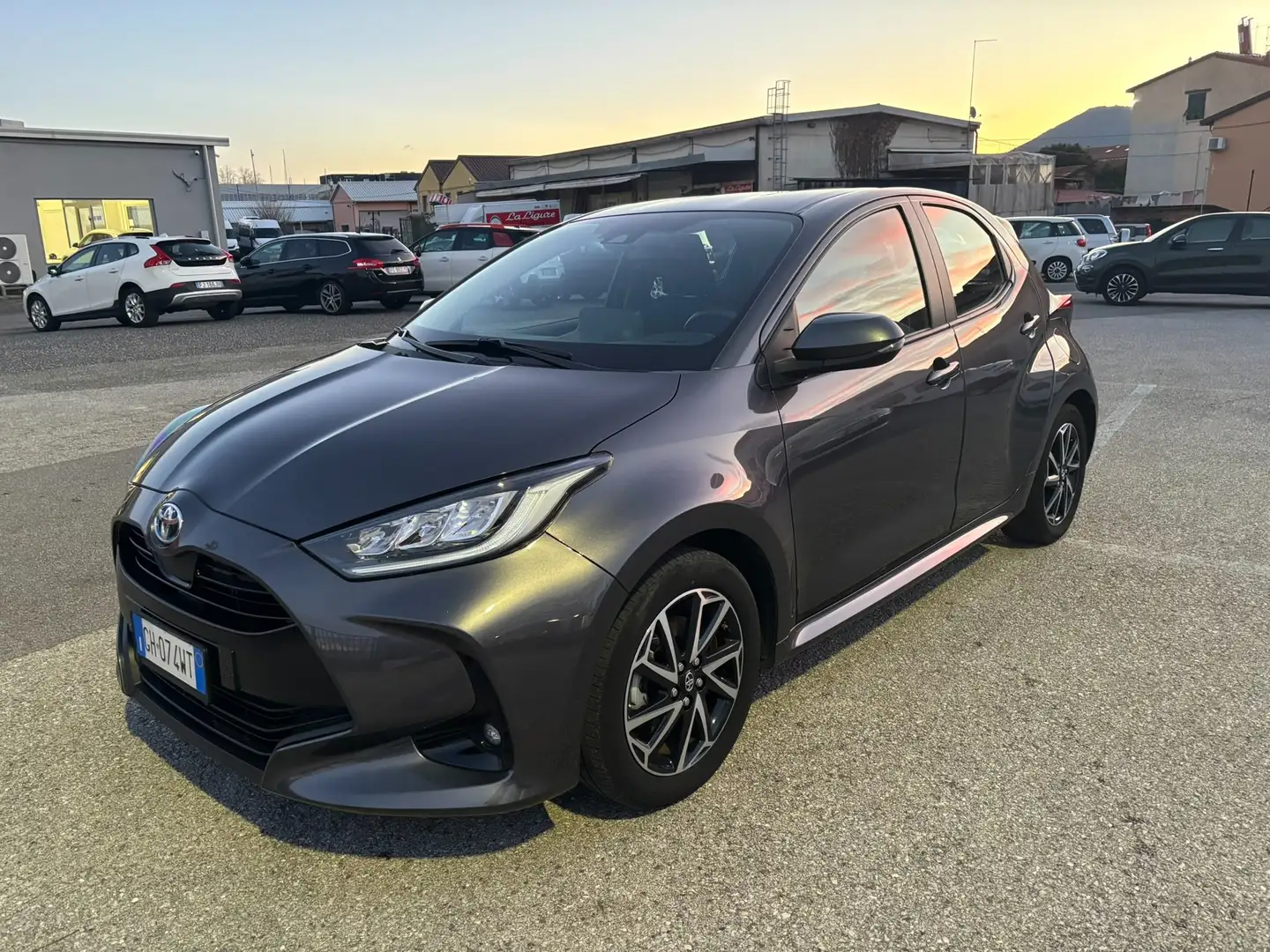 Toyota Yaris Yaris 1.5h Gris - 1