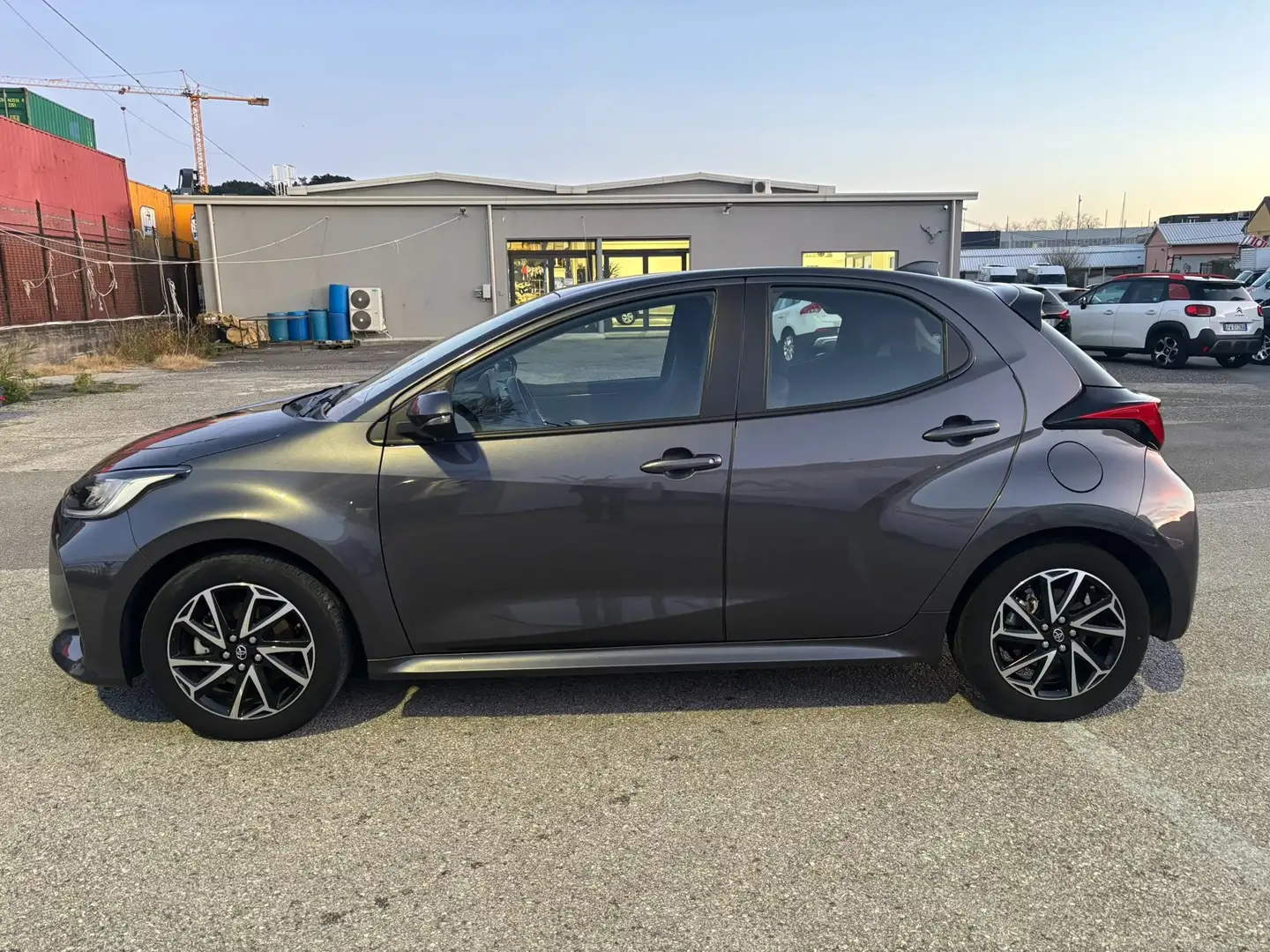 Toyota Yaris Yaris 1.5h Gris - 2