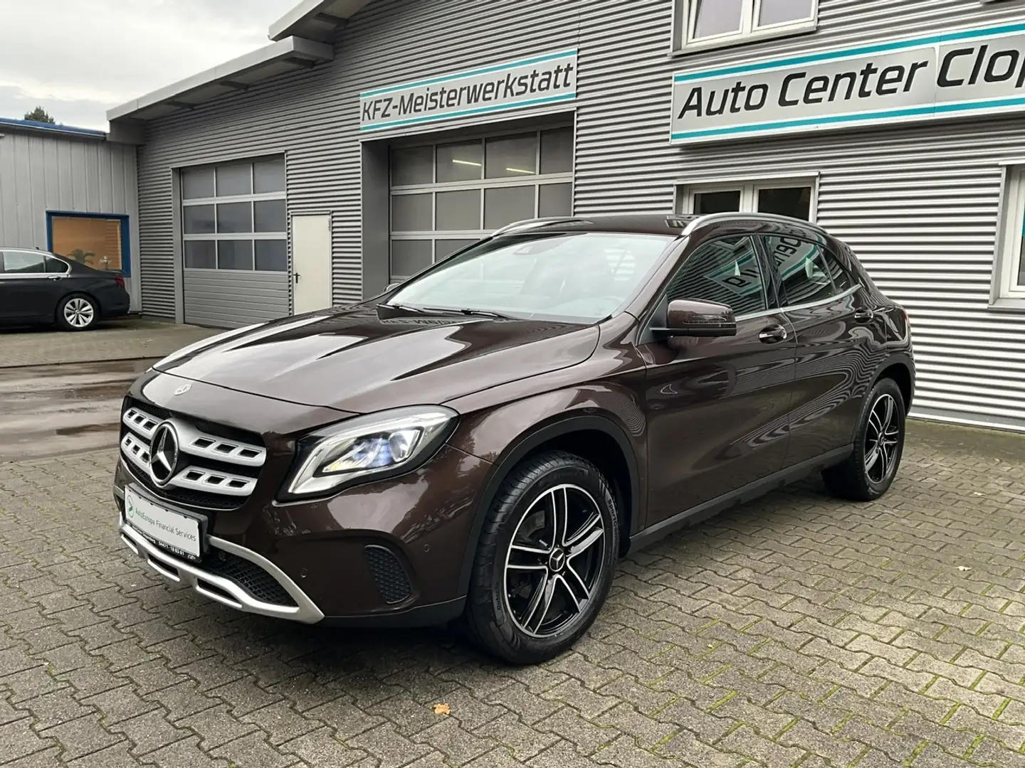 Mercedes-Benz GLA 220 d 4Matic DCT "Urban" (Automatik) Braun - 1