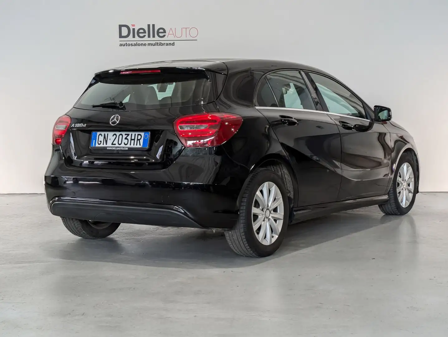 Mercedes-Benz A 180 A 180 d Automatic Business 110 CV Nero - 2