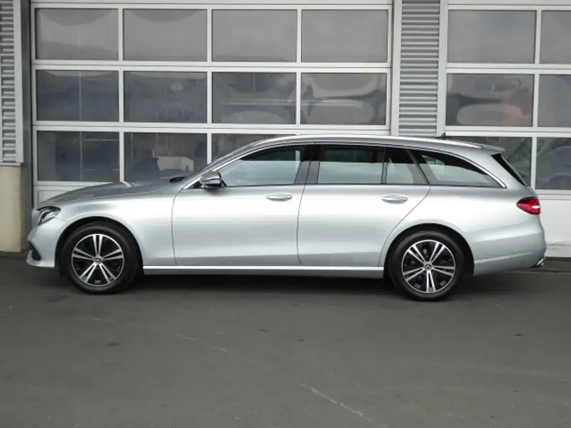 Annonce voiture d'occasion Mercedes-Benz E 220 - CARADIZE