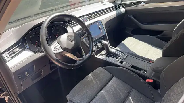 Volkswagen Passat view 8