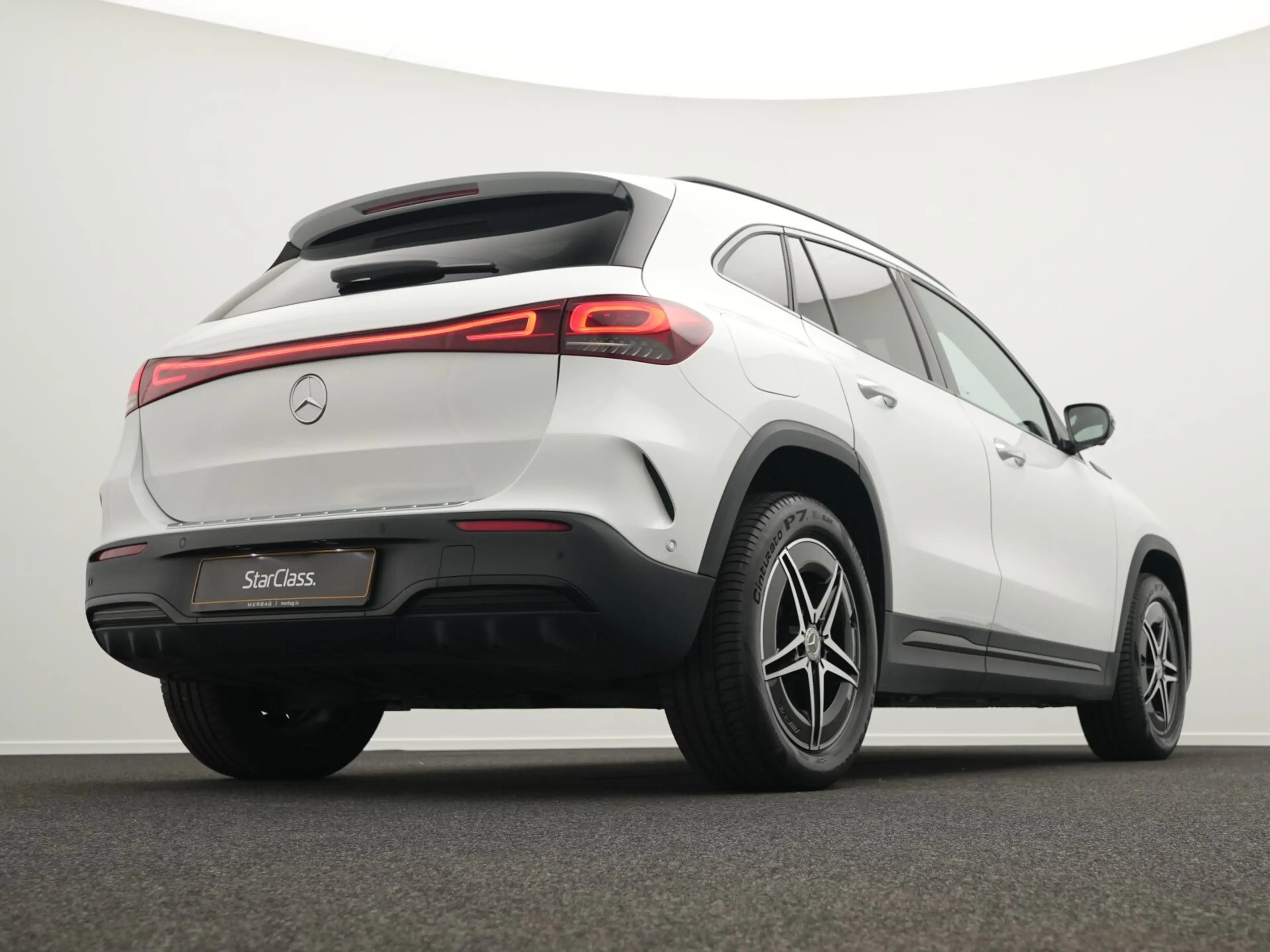 Mercedes-Benz EQA 300 EQA 300 4M AMG-Line LED+Pano+Keyless+Night+18" — photo 11
