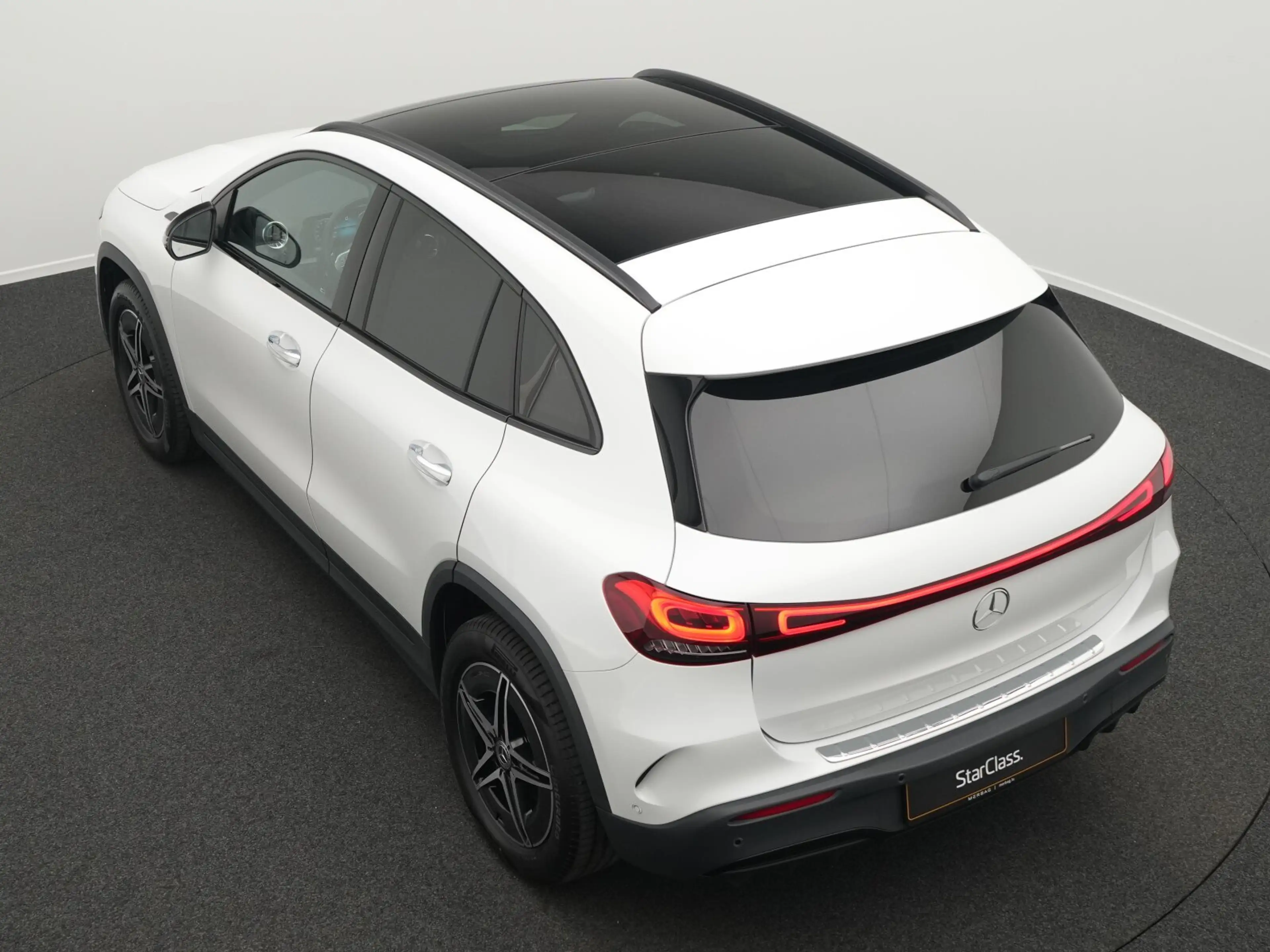 Mercedes-Benz EQA 300 EQA 300 4M AMG-Line LED+Pano+Keyless+Night+18" — photo 13