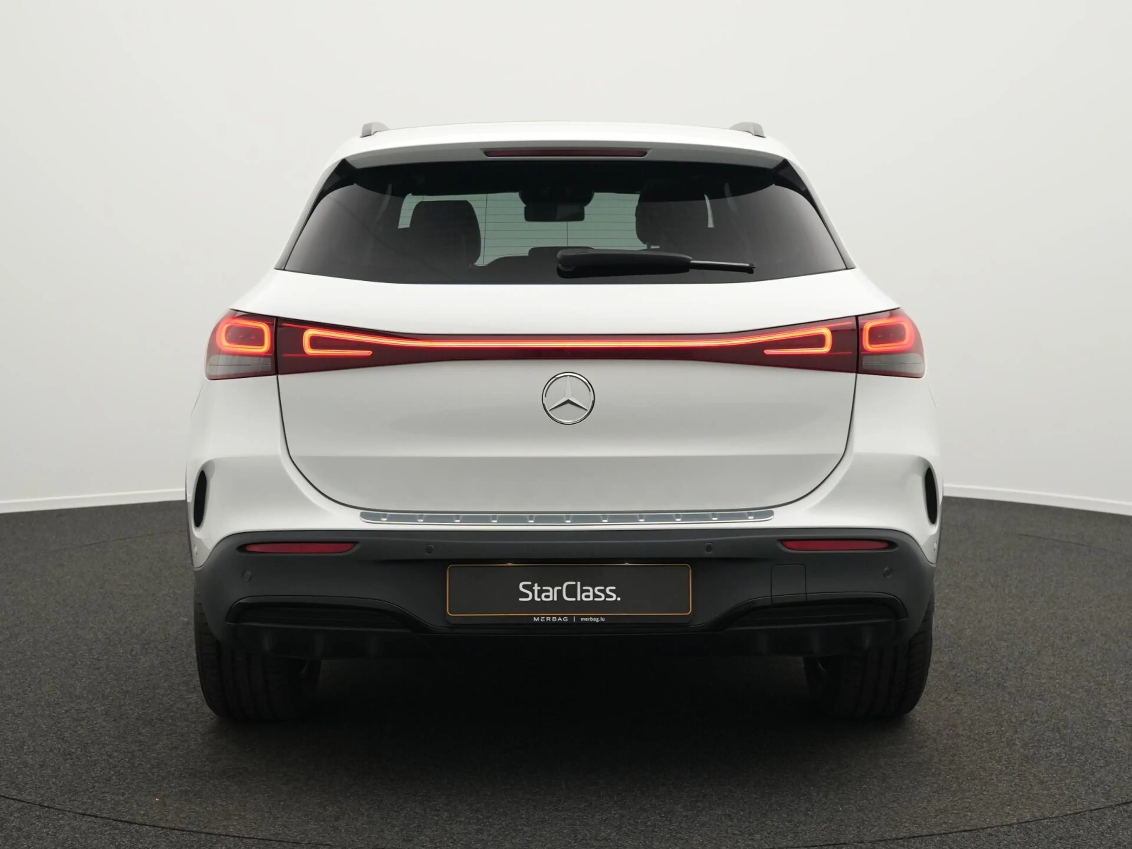 Mercedes-Benz EQA 300 EQA 300 4M AMG-Line LED+Pano+Keyless+Night+18" — photo 4