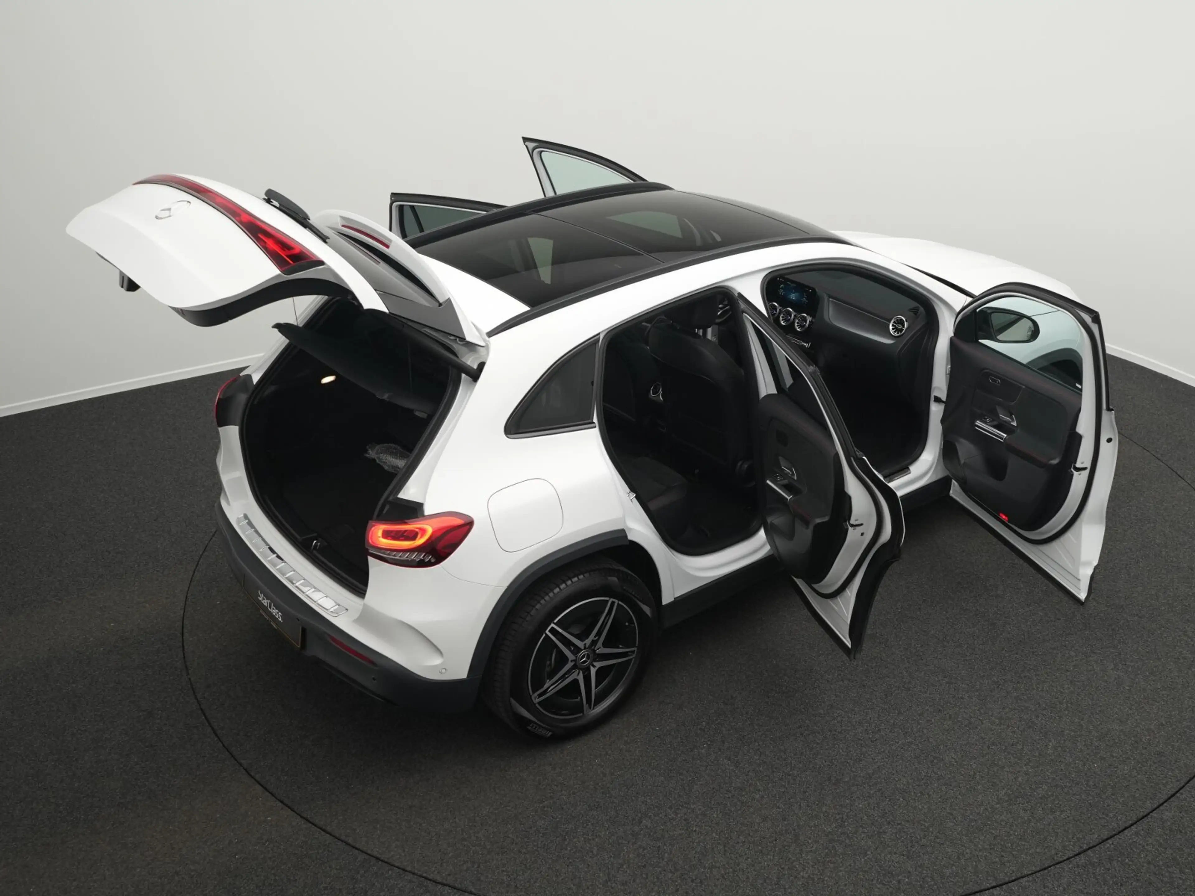 Mercedes-Benz EQA 300 EQA 300 4M AMG-Line LED+Pano+Keyless+Night+18" — photo 15