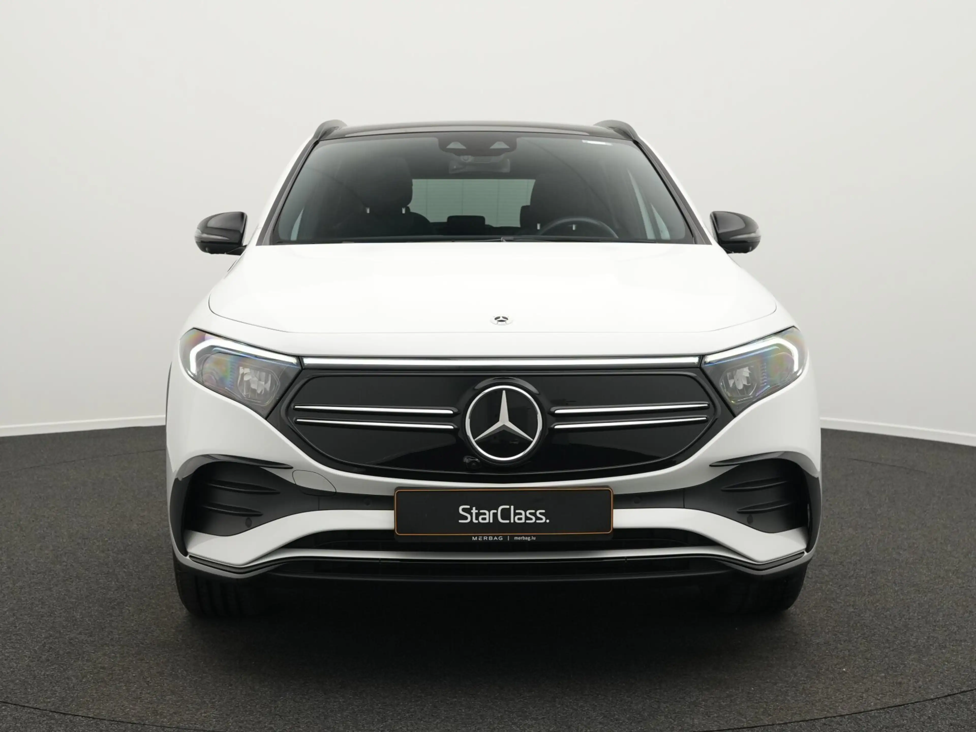 Mercedes-Benz EQA 300 EQA 300 4M AMG-Line LED+Pano+Keyless+Night+18" — photo 2