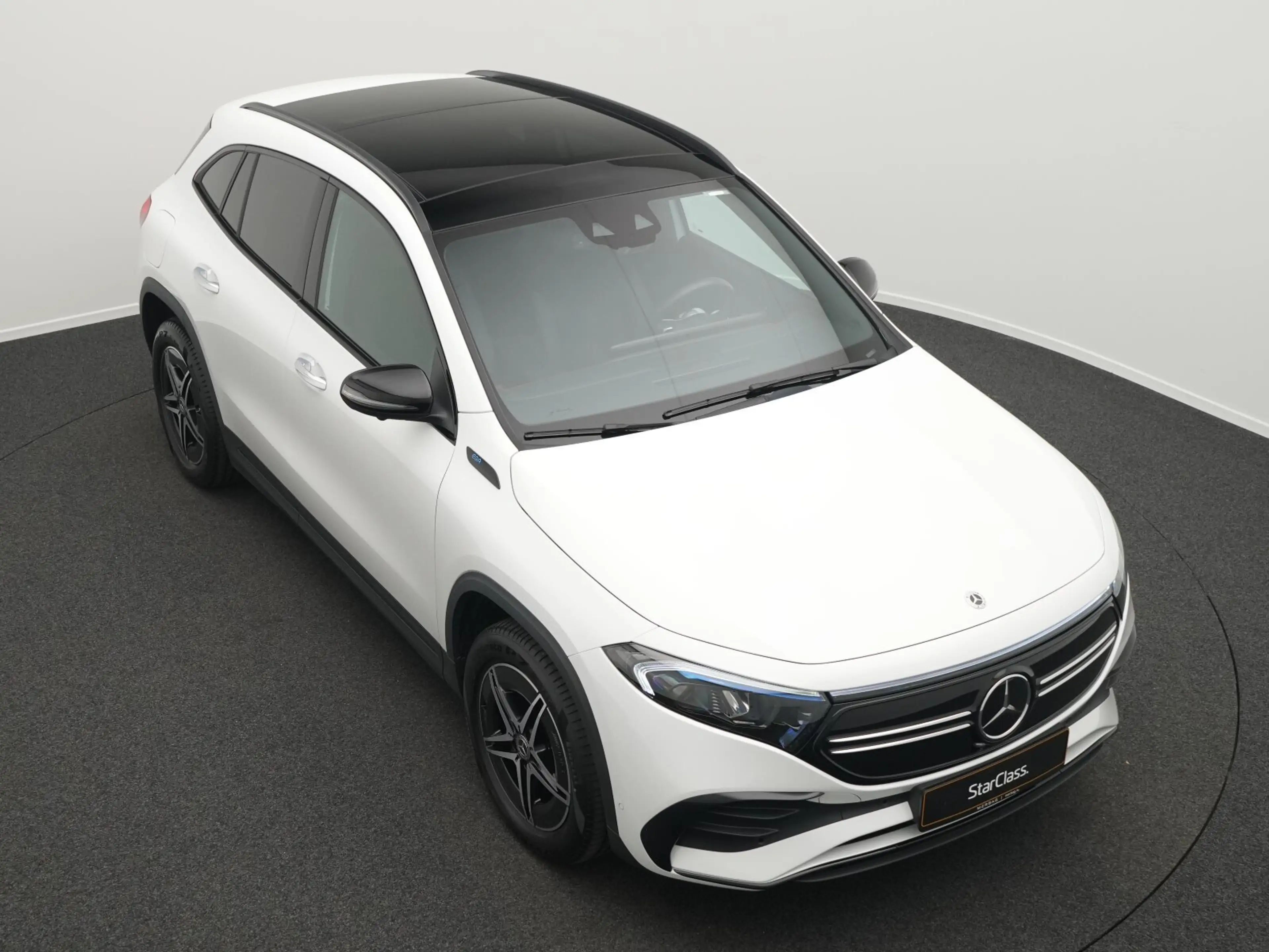 Mercedes-Benz EQA 300 EQA 300 4M AMG-Line LED+Pano+Keyless+Night+18" — photo 12