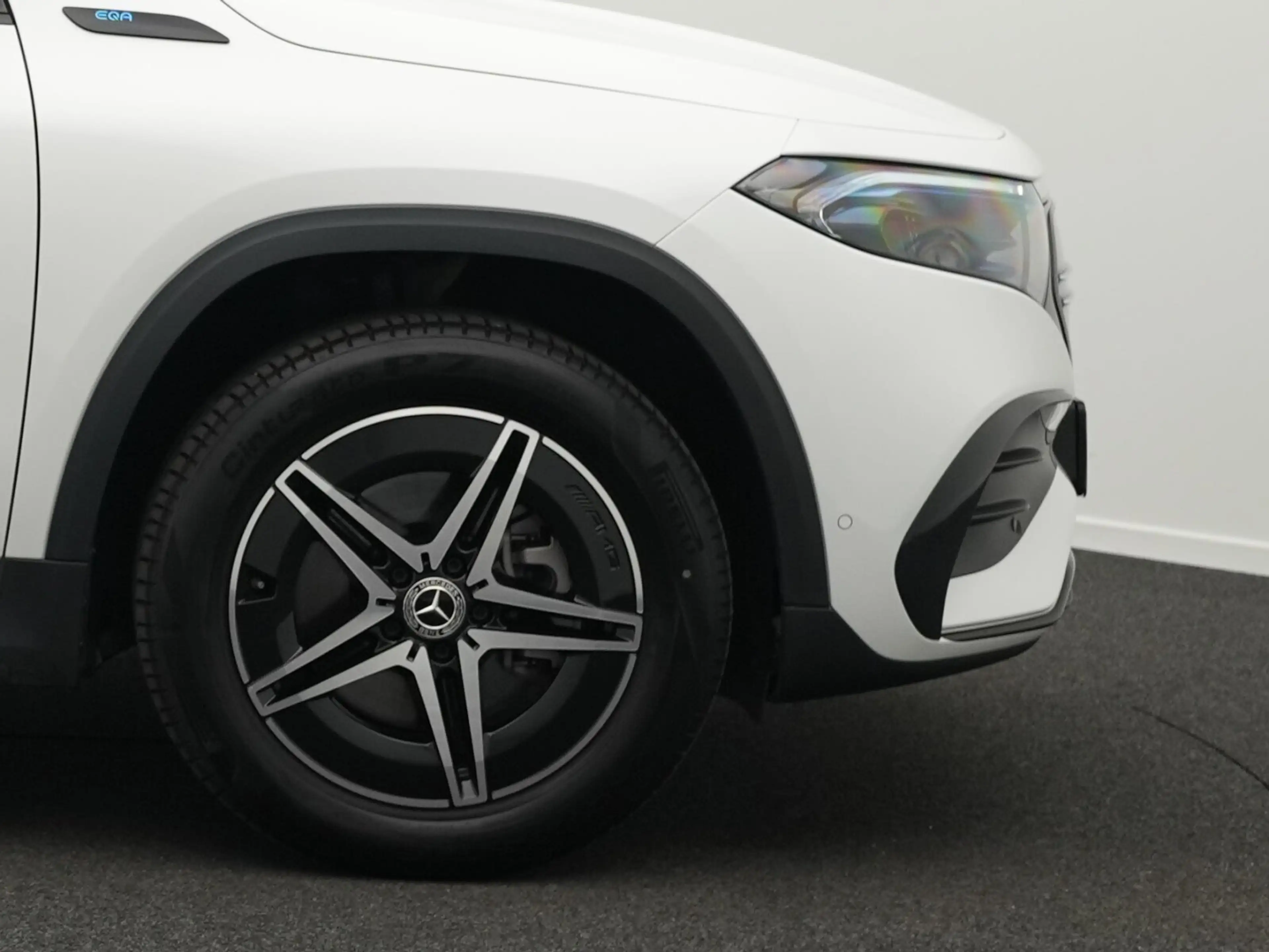 Mercedes-Benz EQA 300 EQA 300 4M AMG-Line LED+Pano+Keyless+Night+18" — photo 8