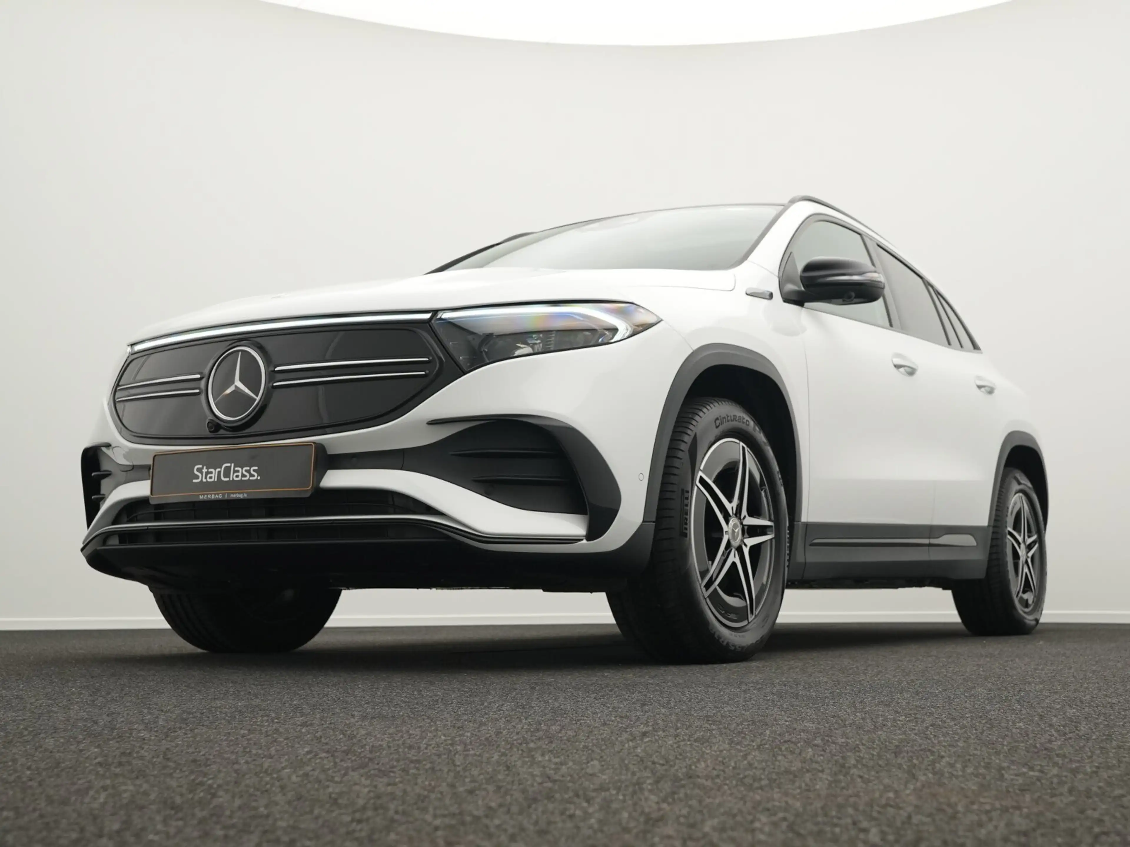 Mercedes-Benz EQA 300 EQA 300 4M AMG-Line LED+Pano+Keyless+Night+18" — photo 10