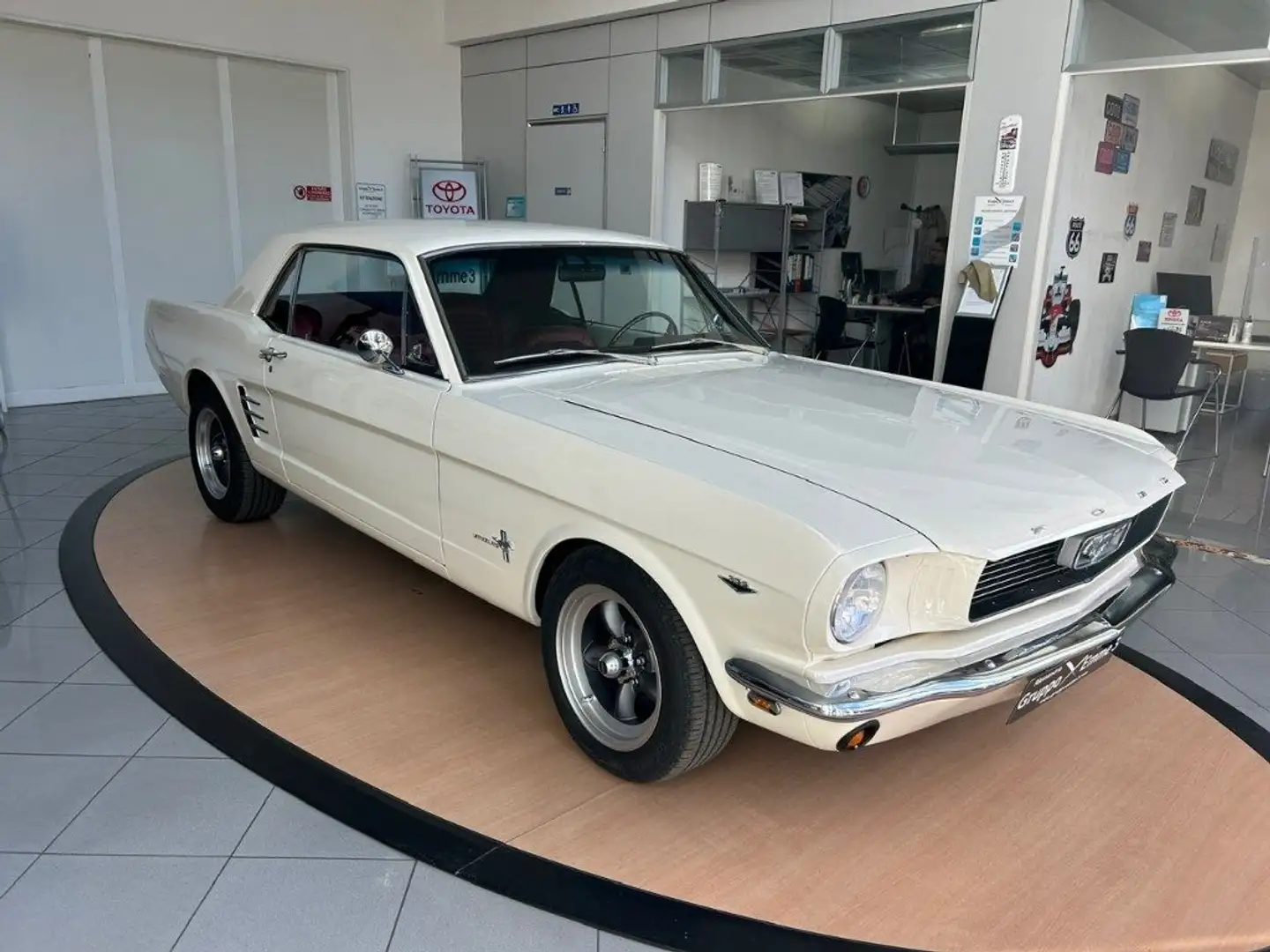 Ford Mustang 289 COUPE' V8  CRS Бежевий - 2