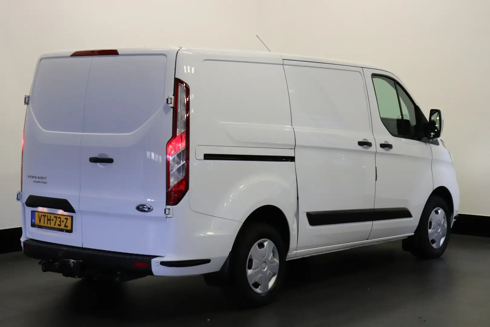 Ford Transit Custom 2.0 TDCI EURO 6 - Airco - Cruise - PDC - €12.900,- Blanco - 2