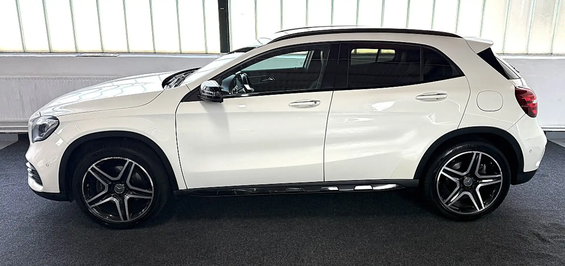 Mercedes-Benz GLA 220 d AMG Line 4Matic Weiß - 2