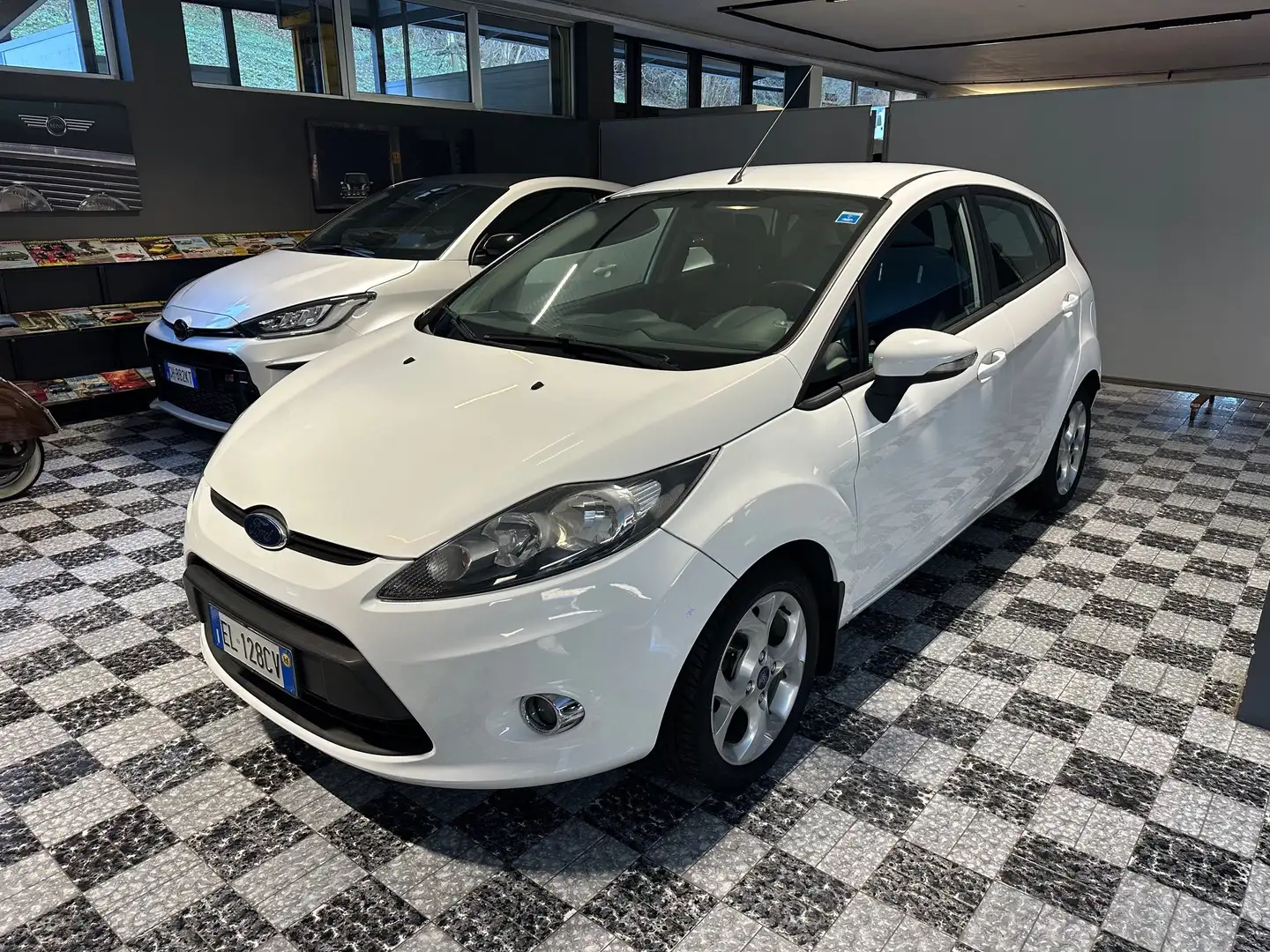 Ford Fiesta Fiesta 5p 1.2 16v Titanium 82cv Bianco - 1