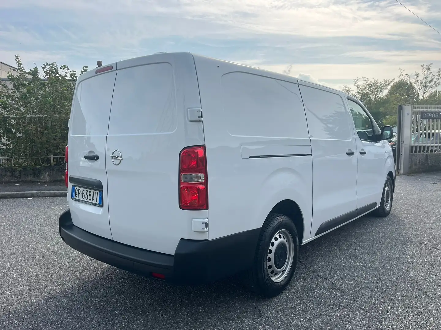 Opel VIVARO 2.0DCI 145CV PASSO LUNGO Blanc - 1