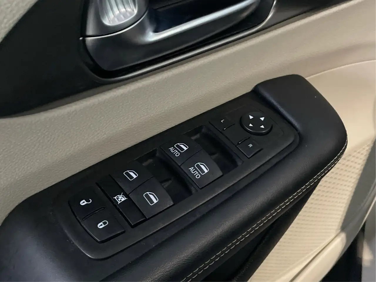 Chrysler Pacifica снимка Chrysler Pacifica