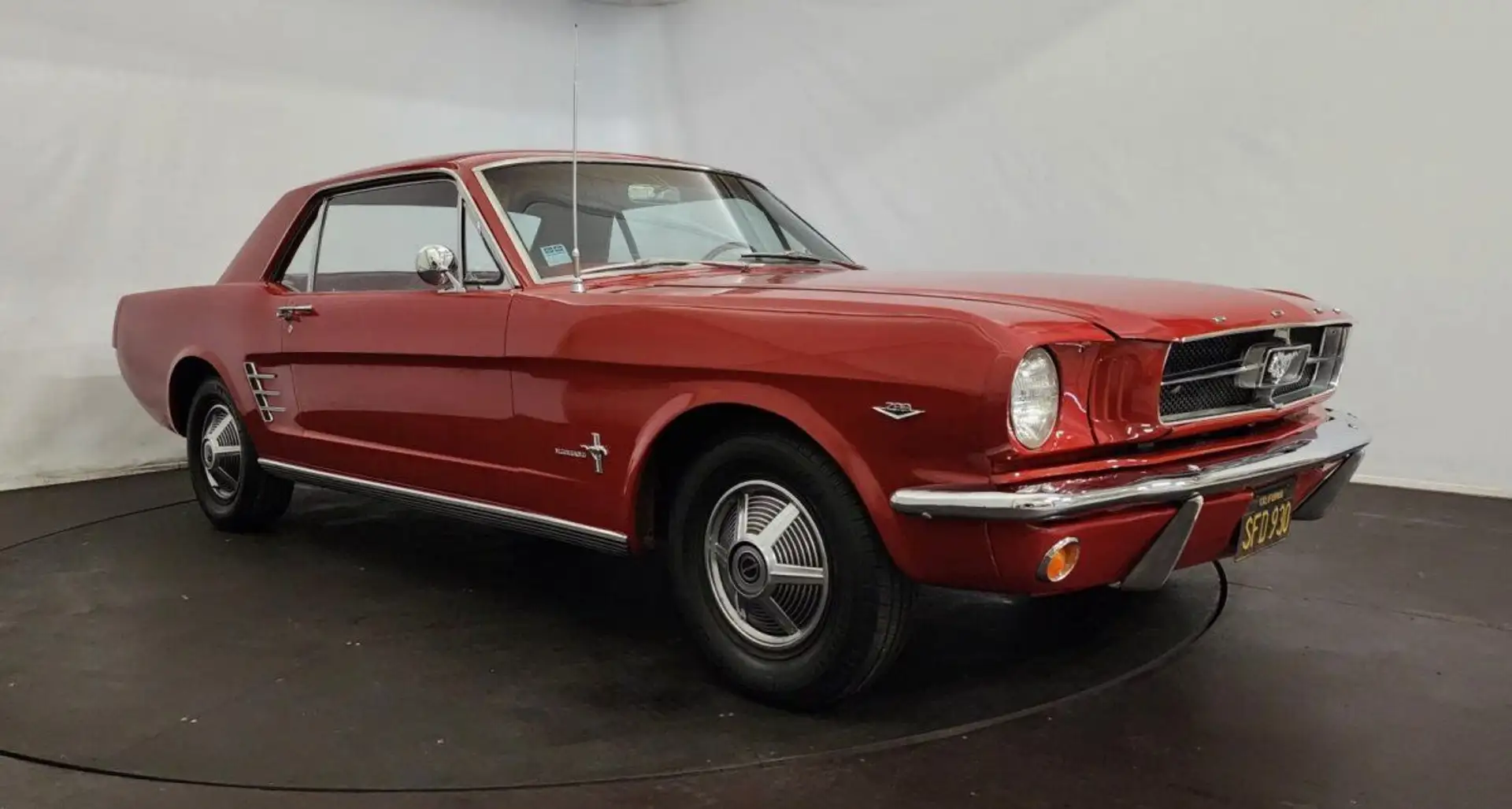 Ford Mustang Rouge - 1