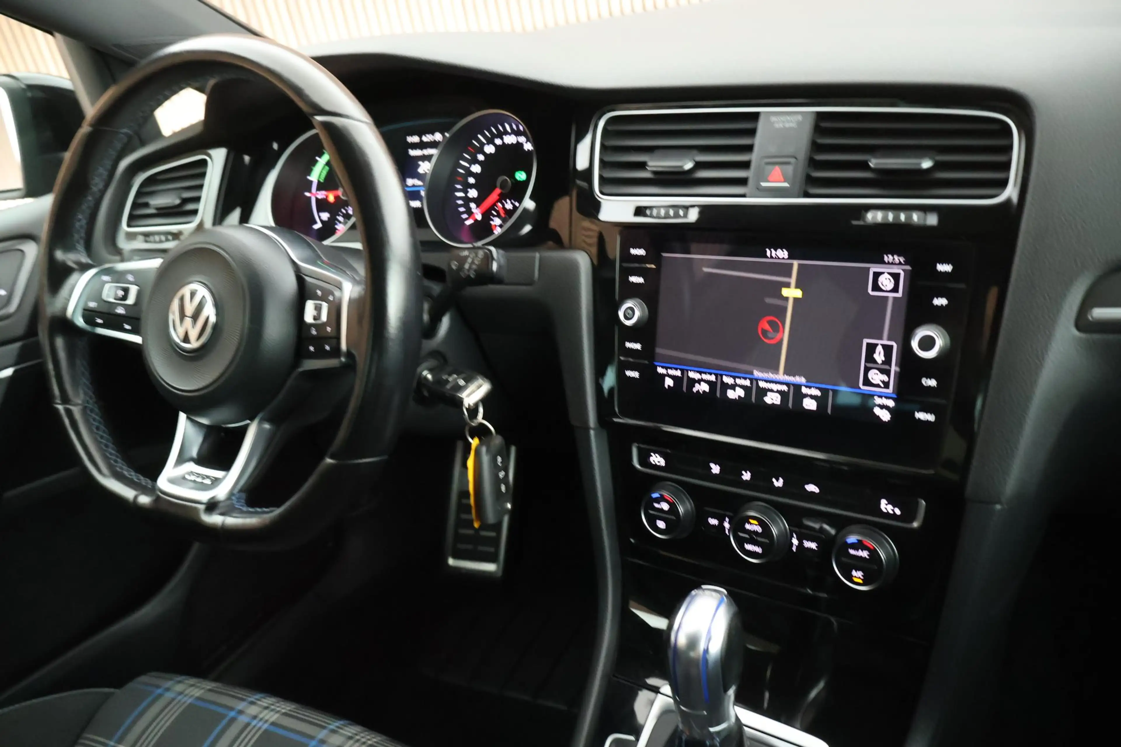 Volkswagen Golf GTE 1.4 TSI 204pk PHEV Trekhaak LED ACC Navigatie Park — photo 3