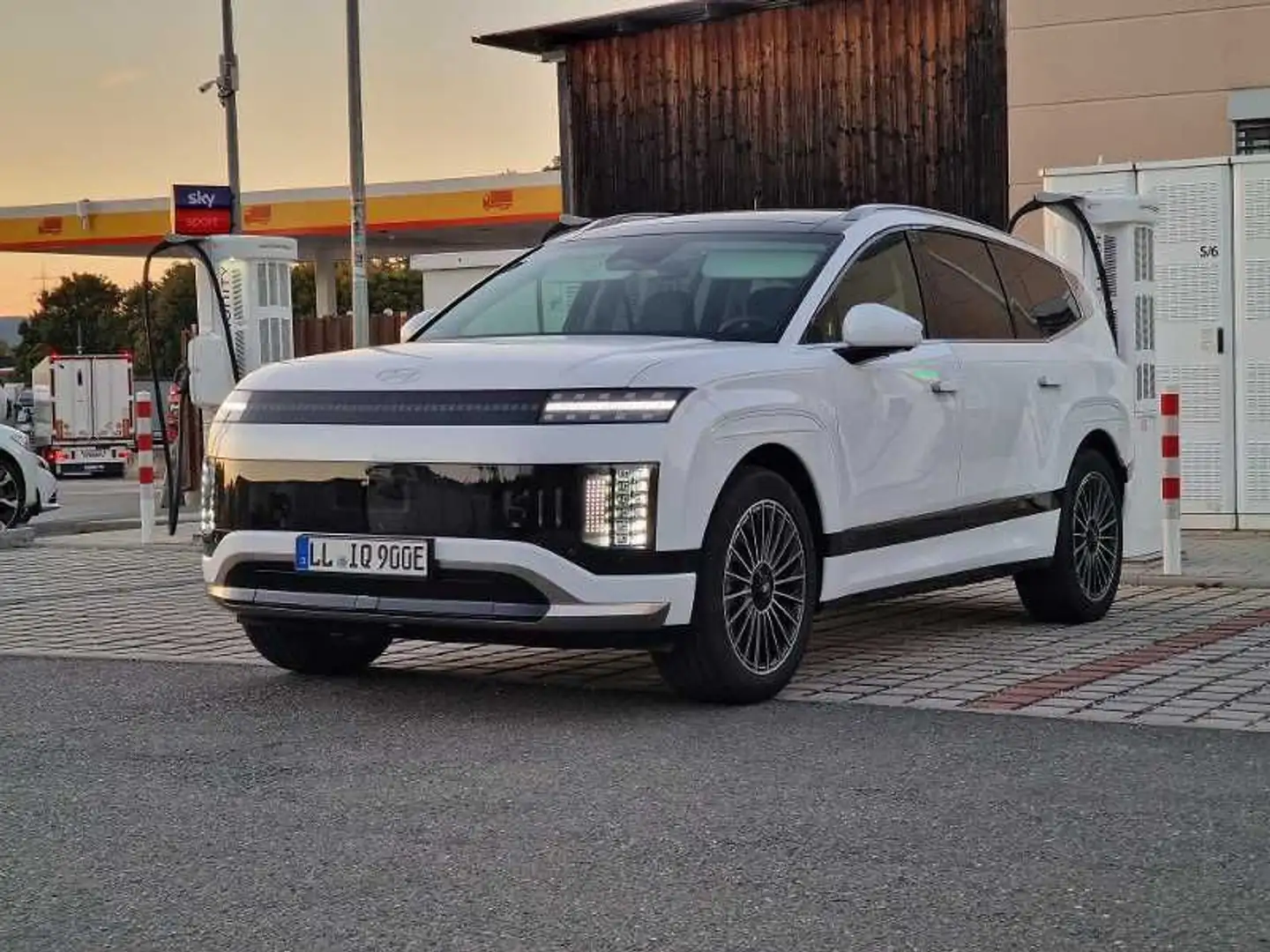 Hyundai IONIQ 9 UNIQ 6-Sitzer / 4WD / PANO / RELAX Weiß - 2