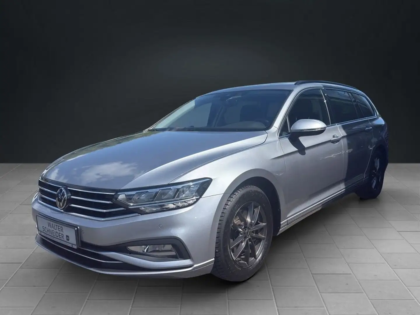 Volkswagen Passat Variant 1,5 TSI DSG Business AHK Navi LED Zilver - 2