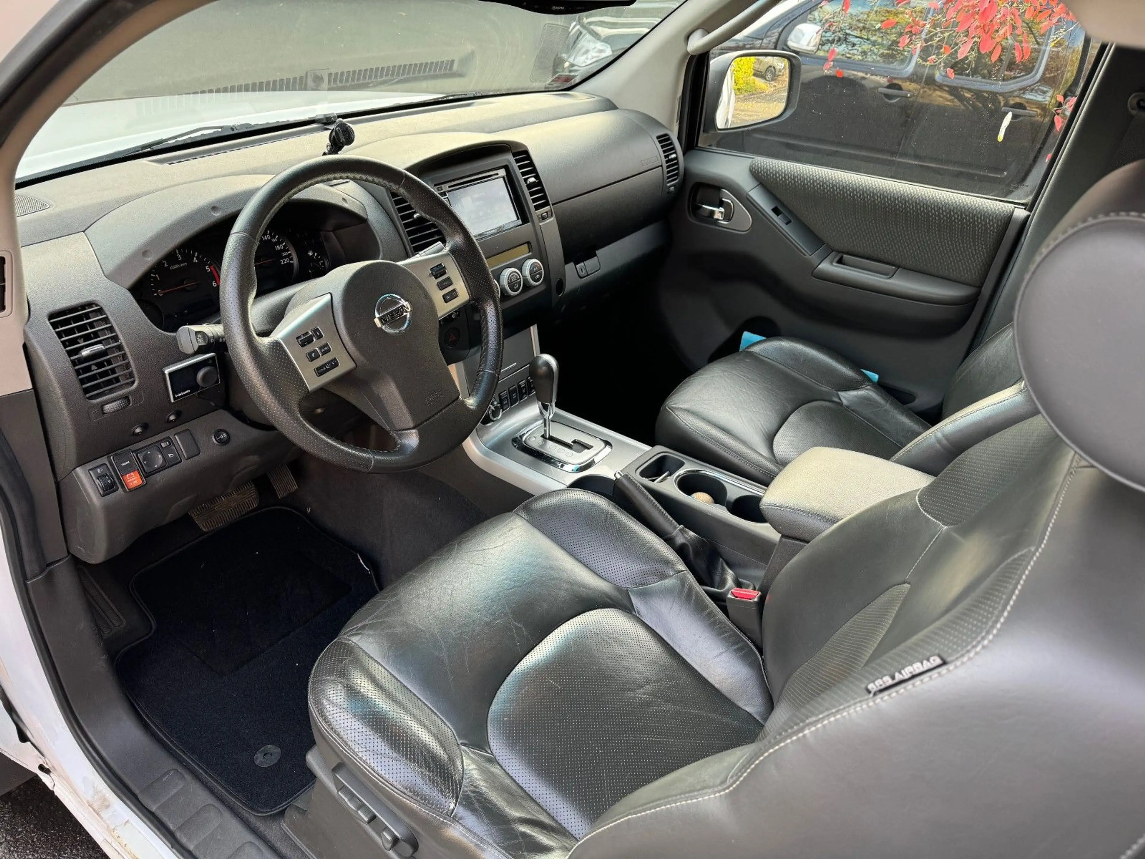 Nissan Navara Pickup King Cab SE 4X4 / SONDERUMBAU — photo 7