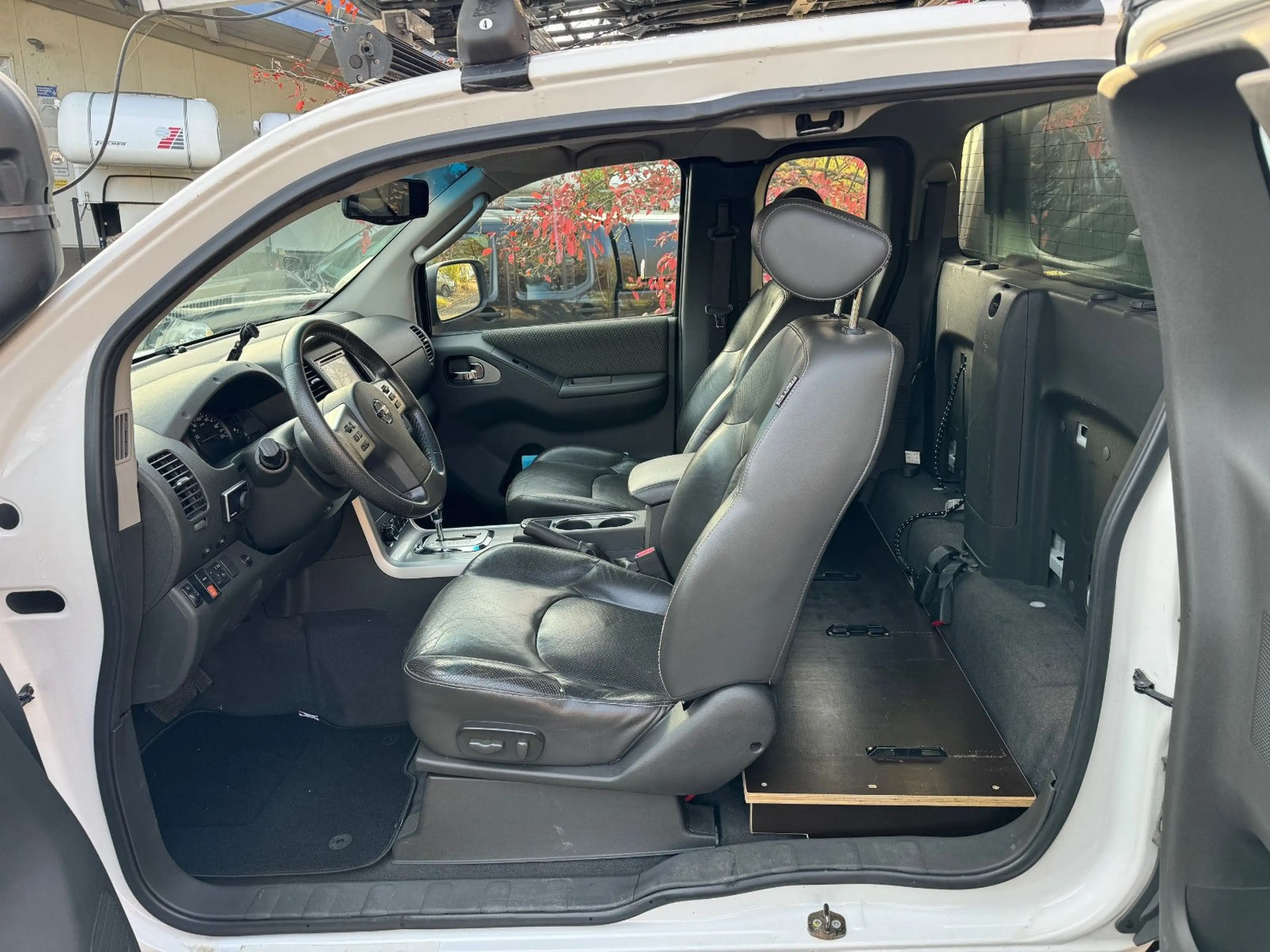 Nissan Navara Pickup King Cab SE 4X4 / SONDERUMBAU — photo 6