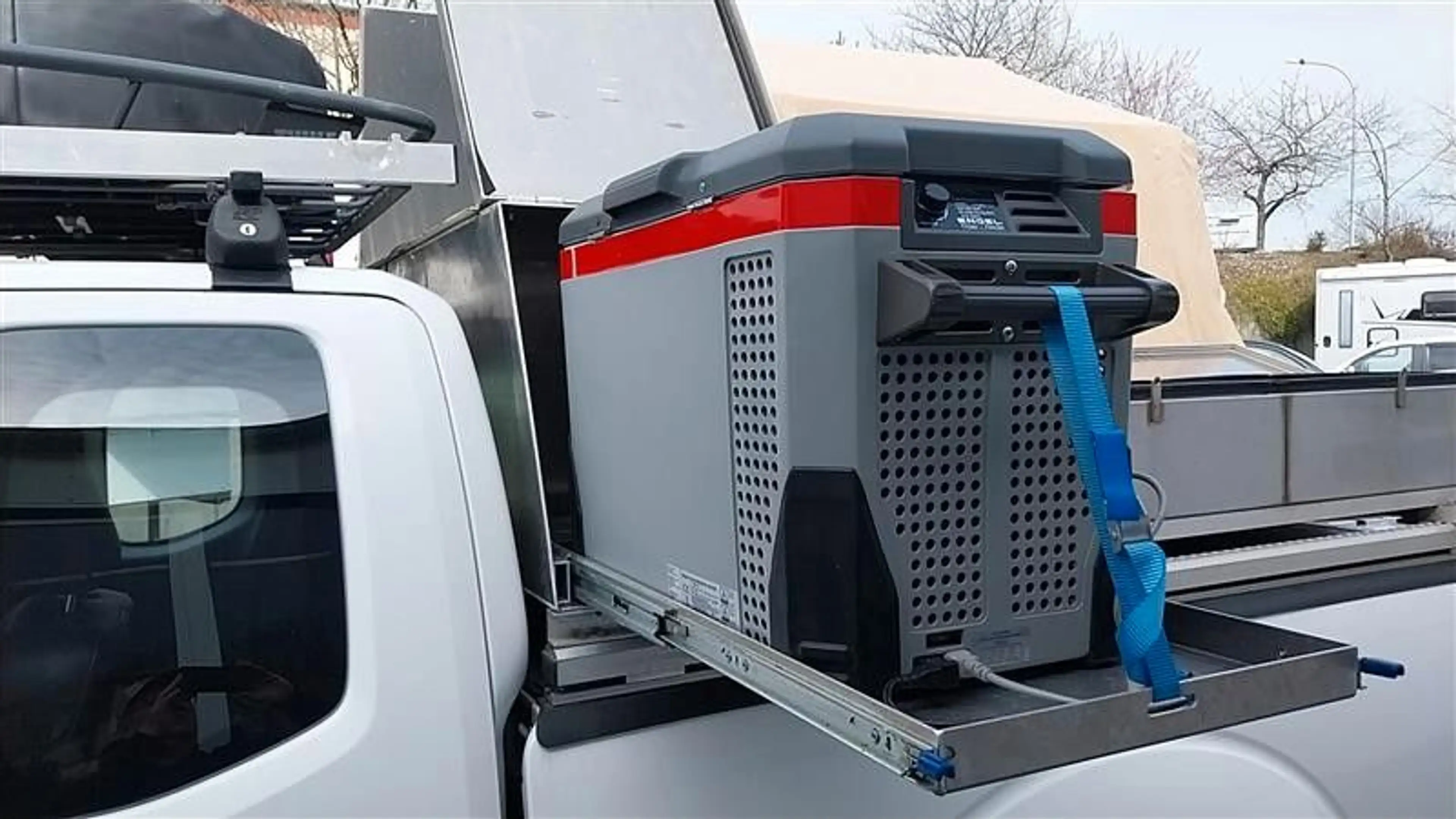 Nissan Navara Pickup King Cab SE 4X4 / SONDERUMBAU — photo 11