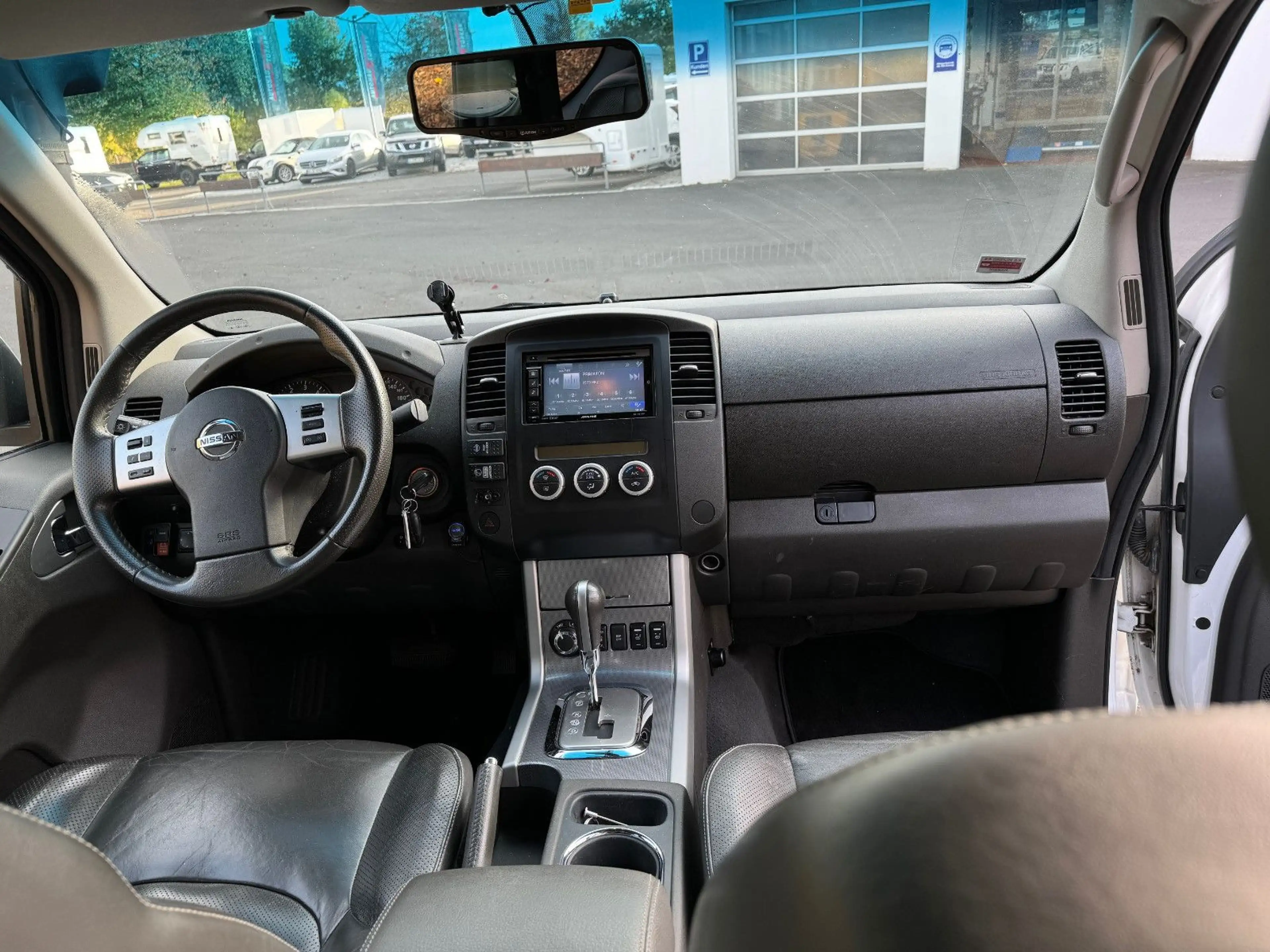 Nissan Navara Pickup King Cab SE 4X4 / SONDERUMBAU — photo 9