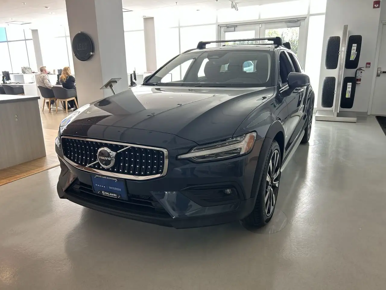 Volvo V60 Cross Country снимка Volvo V60 Cross Country