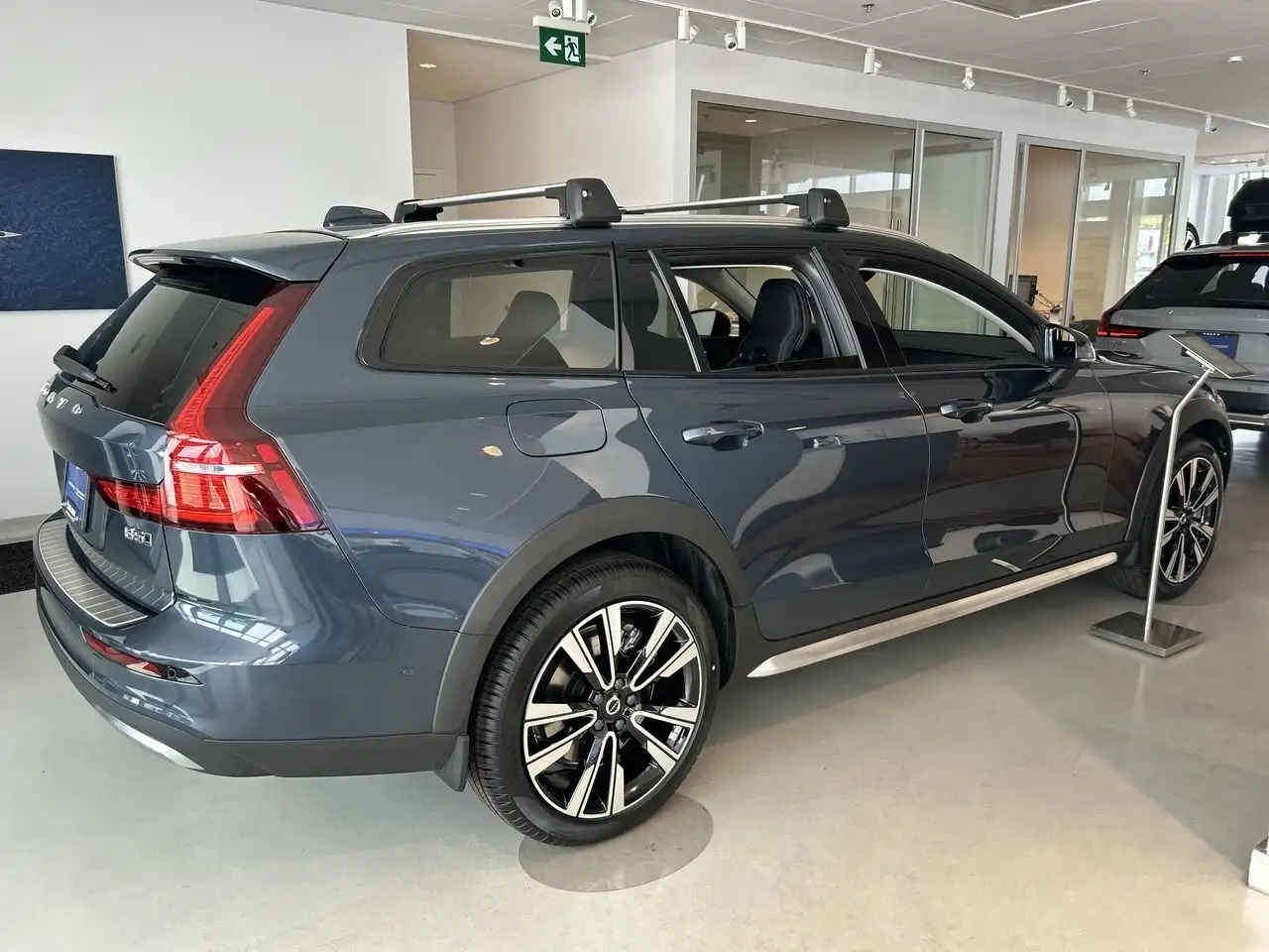 Volvo V60 Cross Country снимка Volvo V60 Cross Country