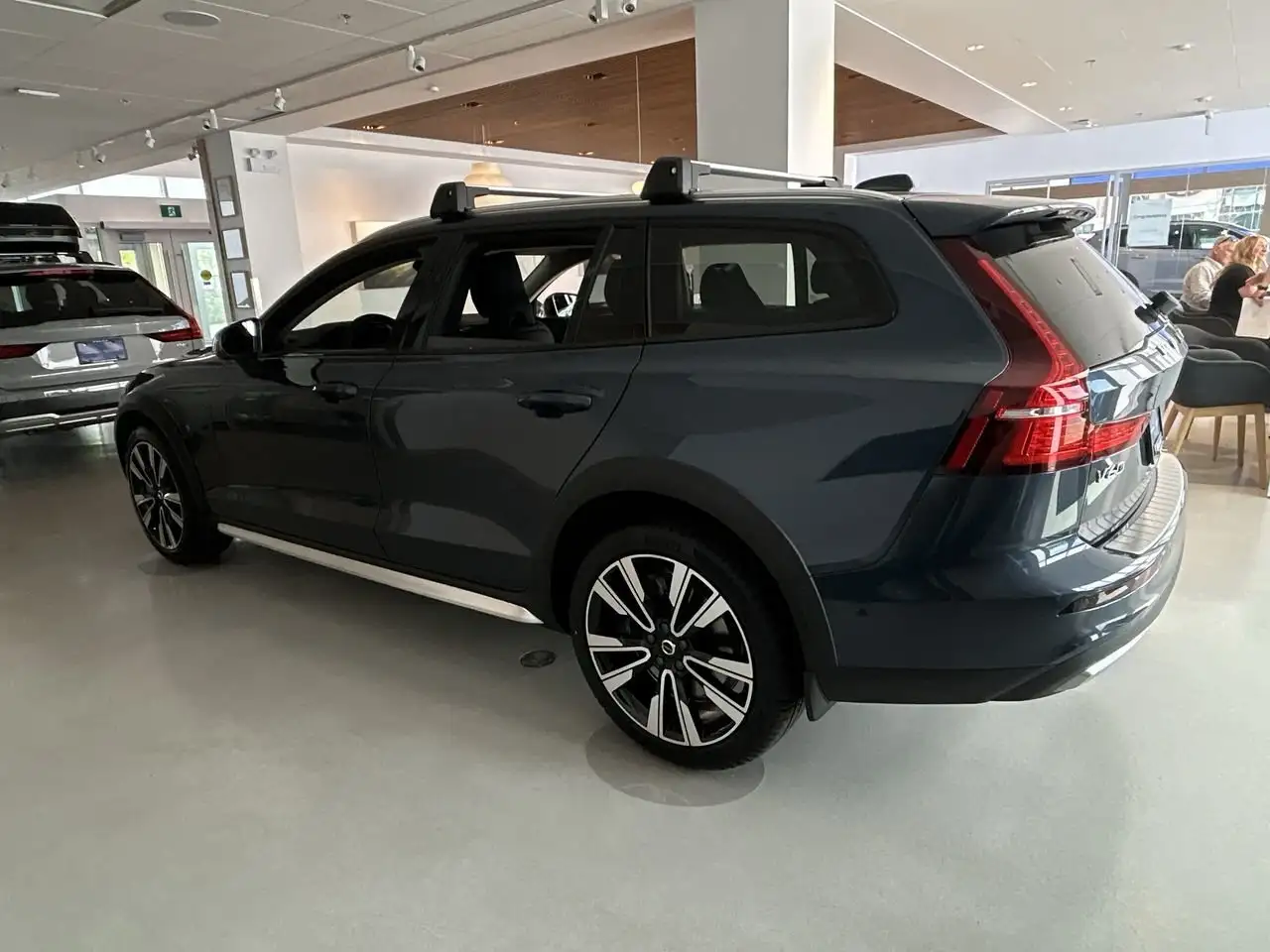 Volvo V60 Cross Country снимка Volvo V60 Cross Country