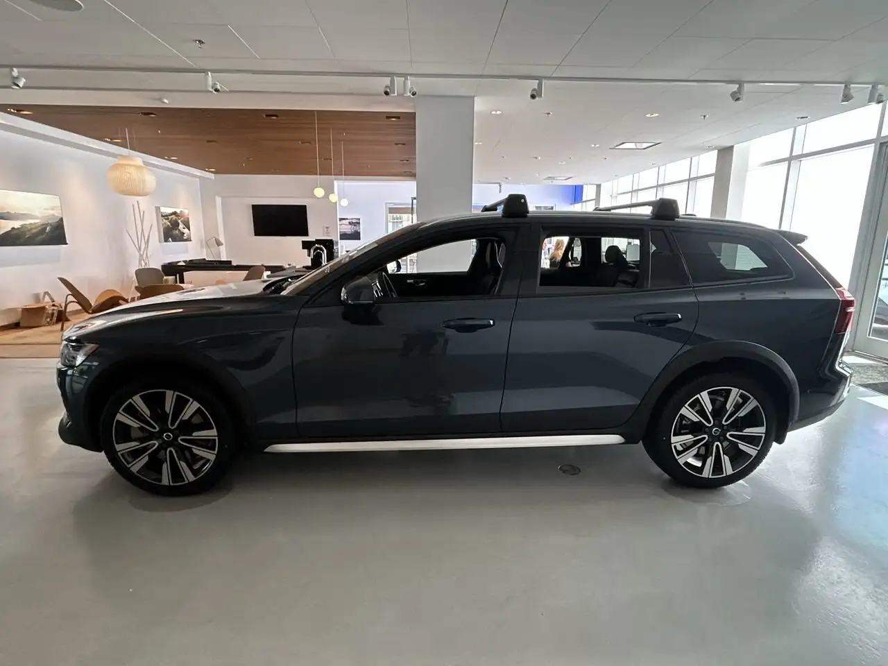 Volvo V60 Cross Country снимка Volvo V60 Cross Country