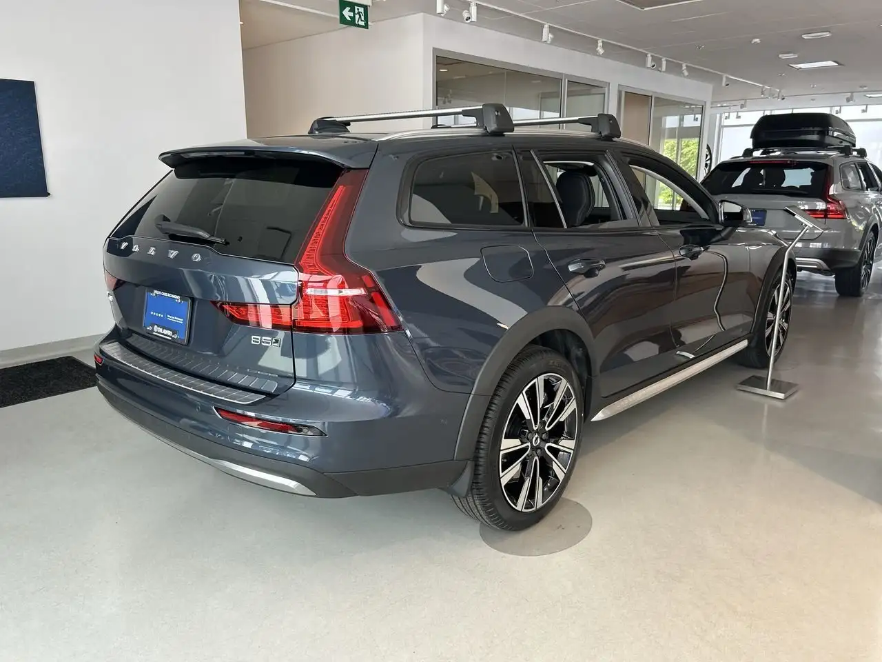 Volvo V60 Cross Country снимка Volvo V60 Cross Country