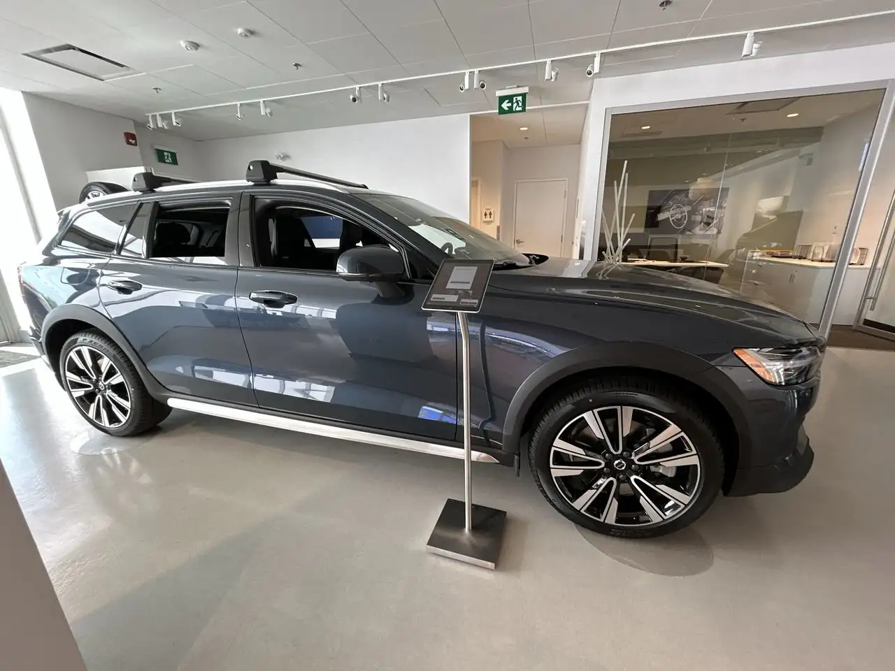Volvo V60 Cross Country снимка Volvo V60 Cross Country