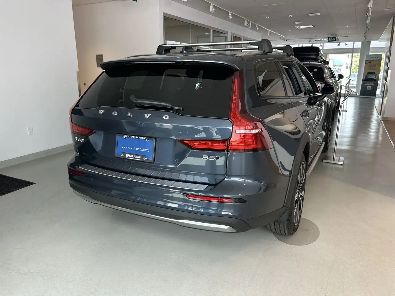 Volvo V60 Cross Country снимка Volvo V60 Cross Country